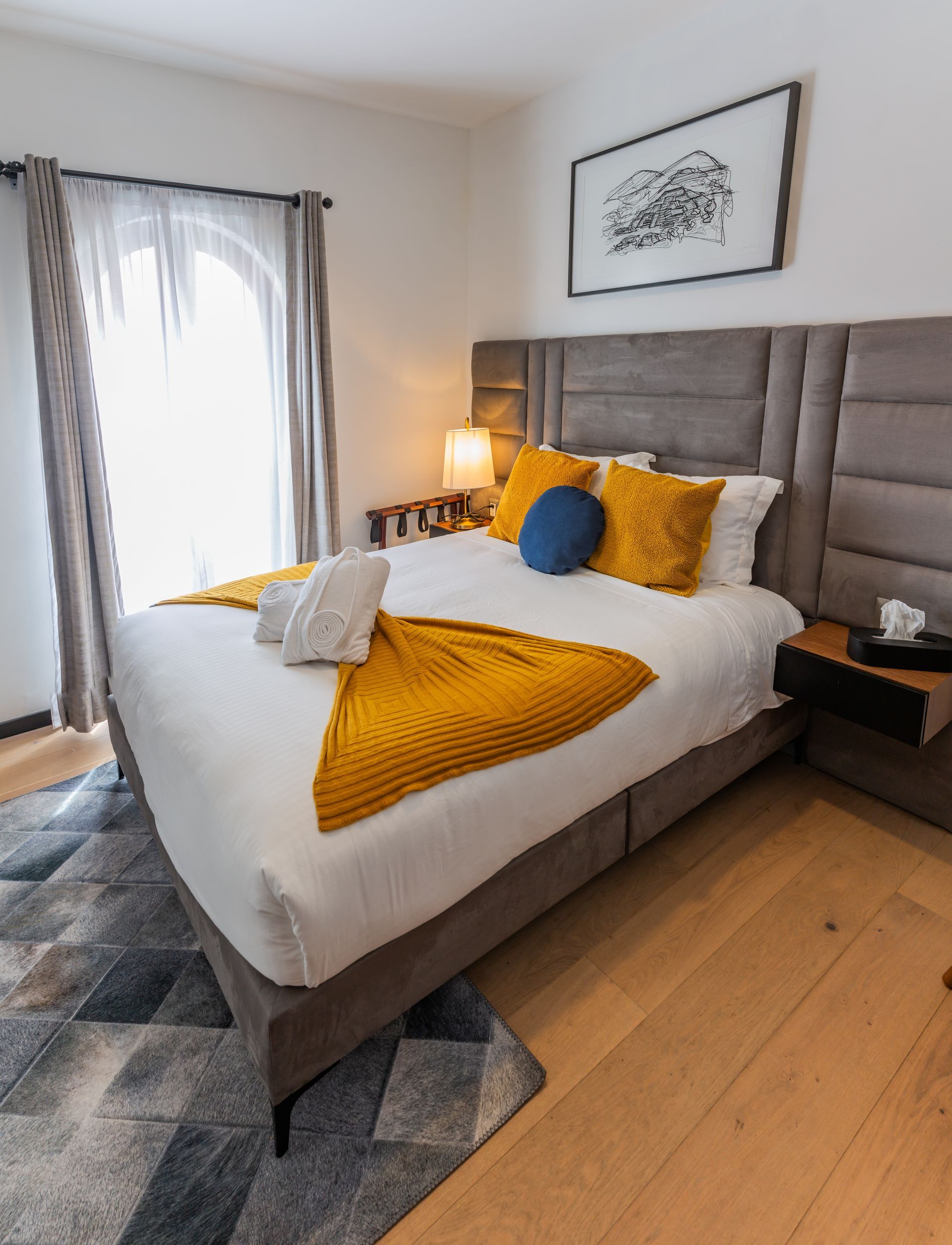 Un dormitorio con una cama grande y una ventana.