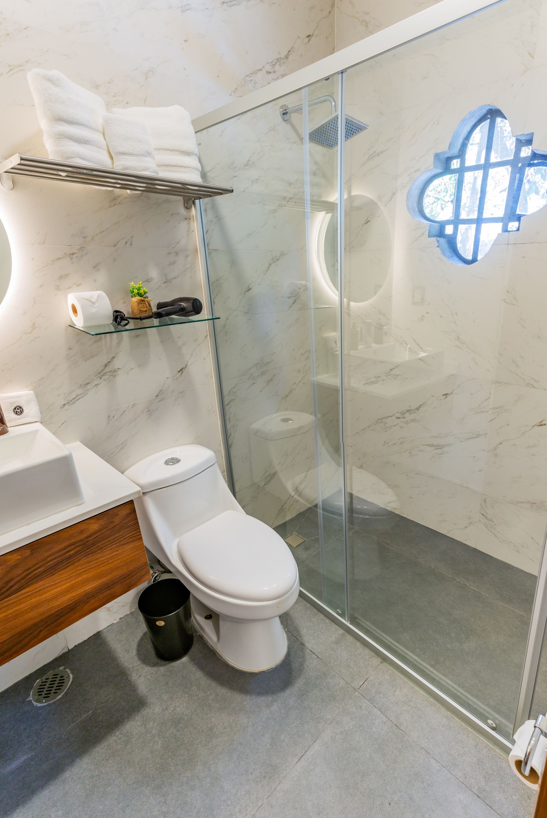 Un baño con inodoro, lavabo y ducha.
