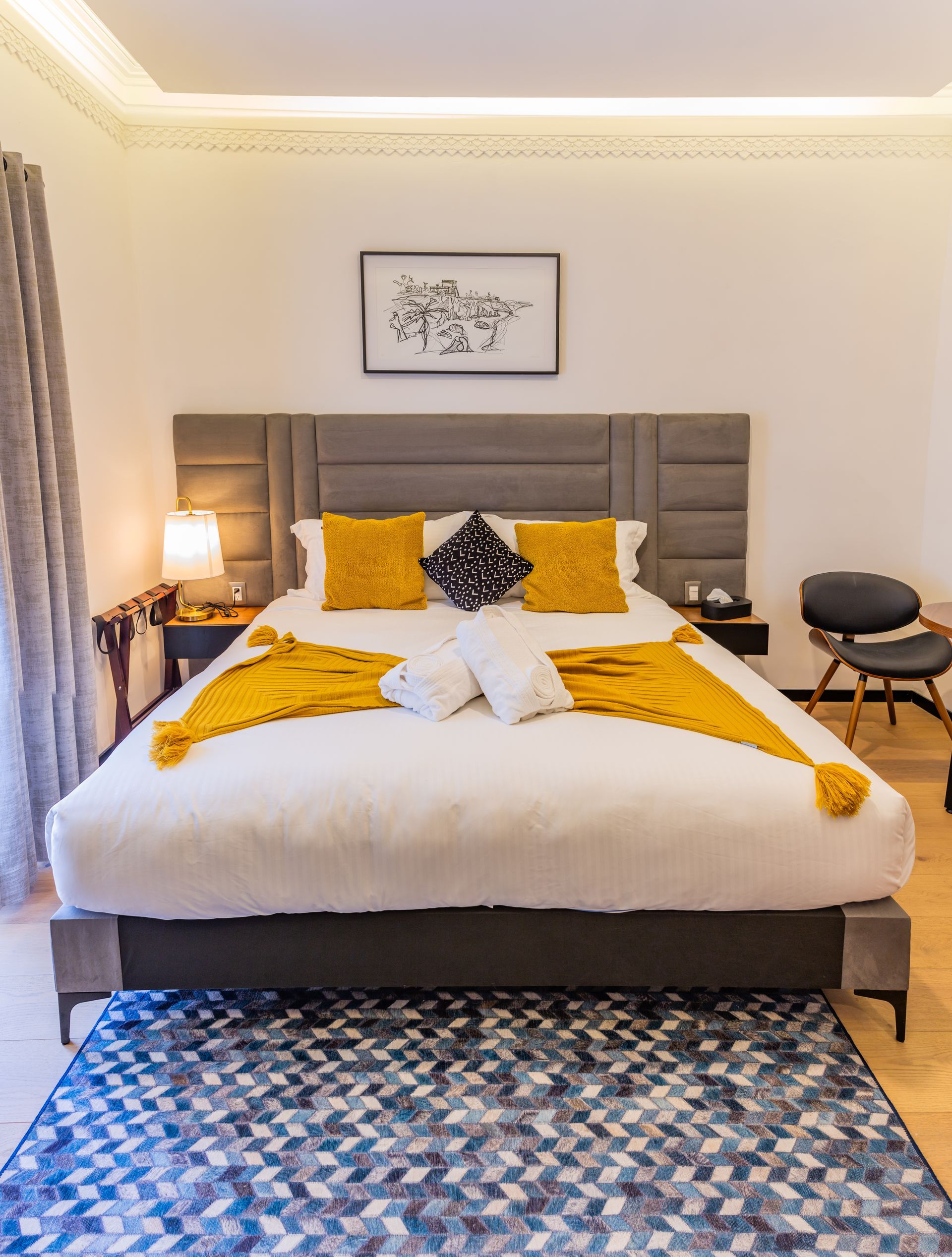 Un dormitorio con una cama king size y una alfombra.