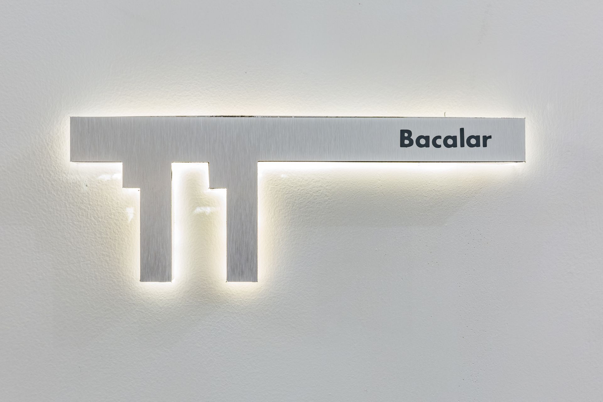 Un cartel en una pared que dice Bacalar.