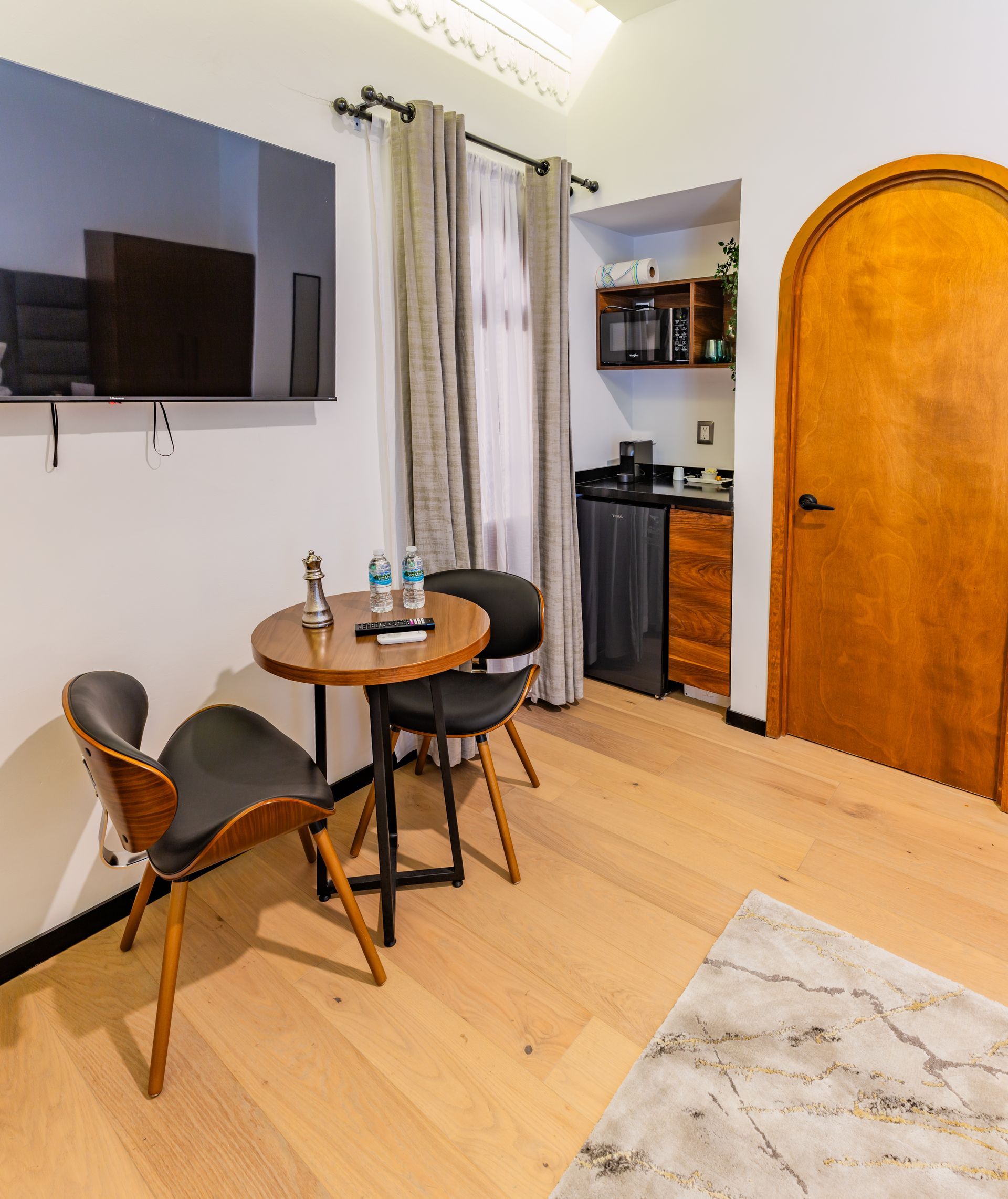 Una sala de estar con una mesa y sillas y un televisor de pantalla plana.