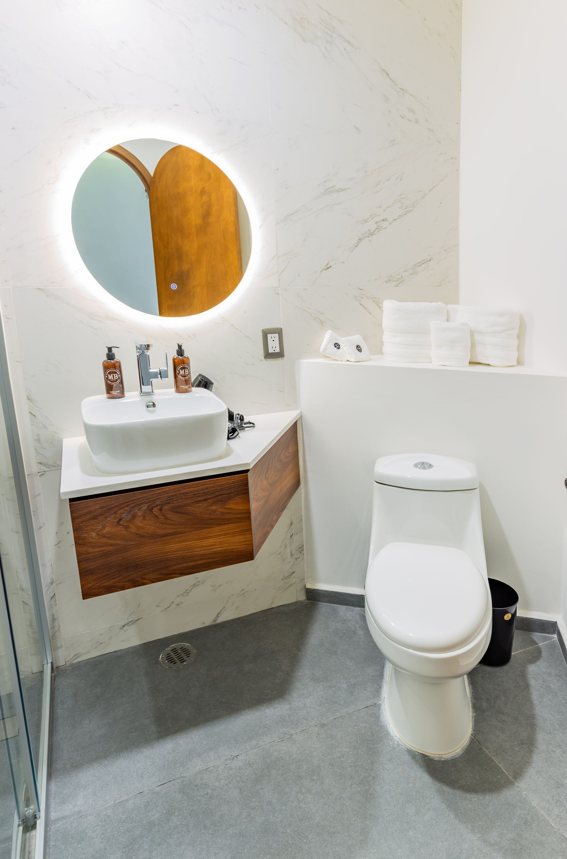 Un baño con inodoro, lavabo y espejo.