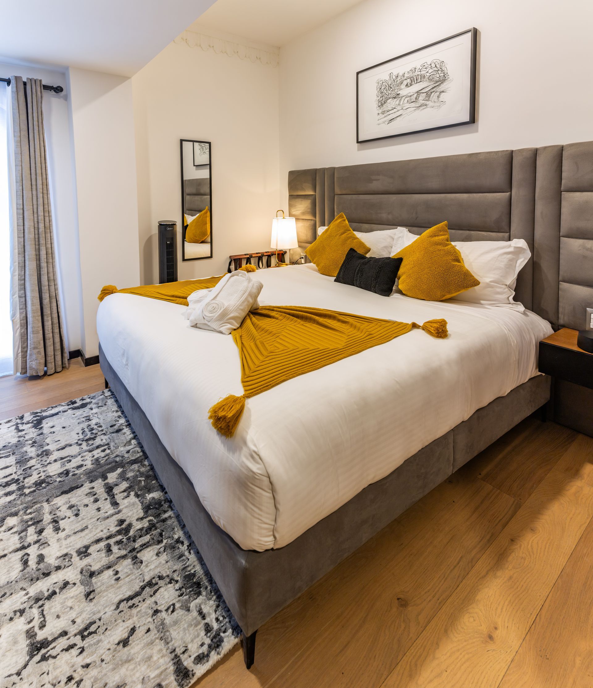 Una habitación de hotel con una cama tamaño king y una alfombra.
