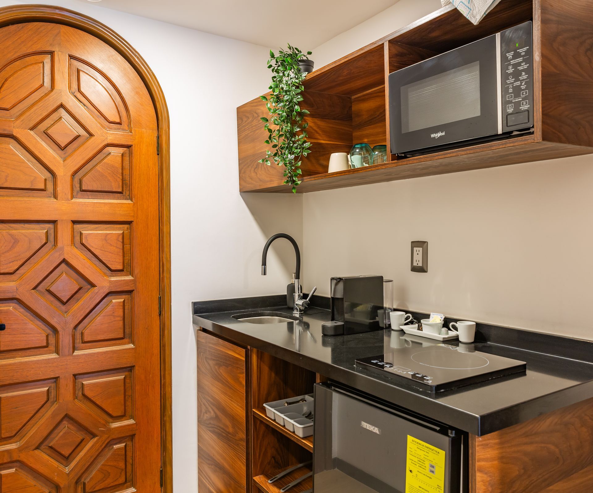 Una cocina con microondas, fregadero y refrigerador