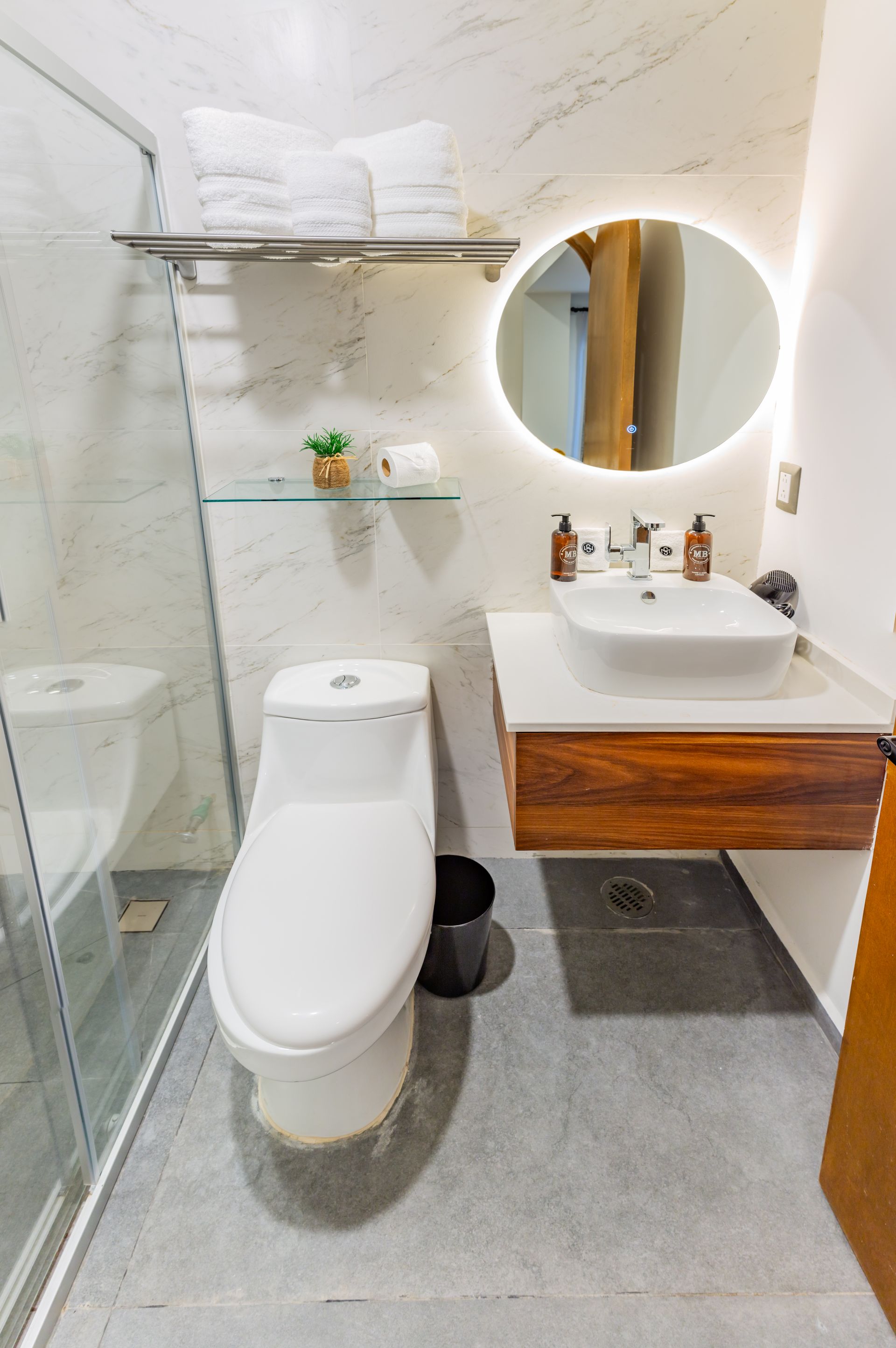 Un baño con inodoro, lavabo y ducha.