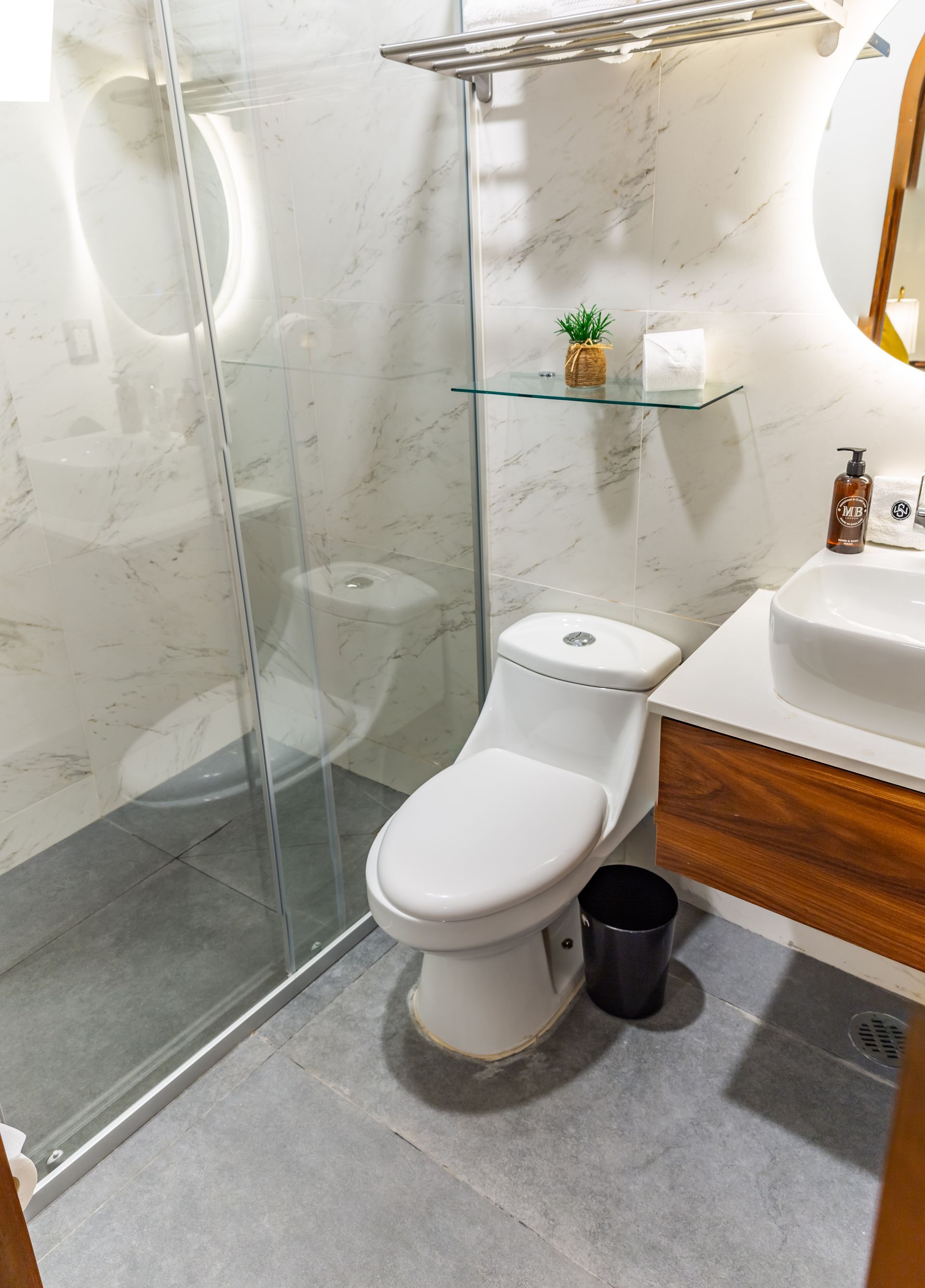 Un baño con inodoro, lavabo y ducha.