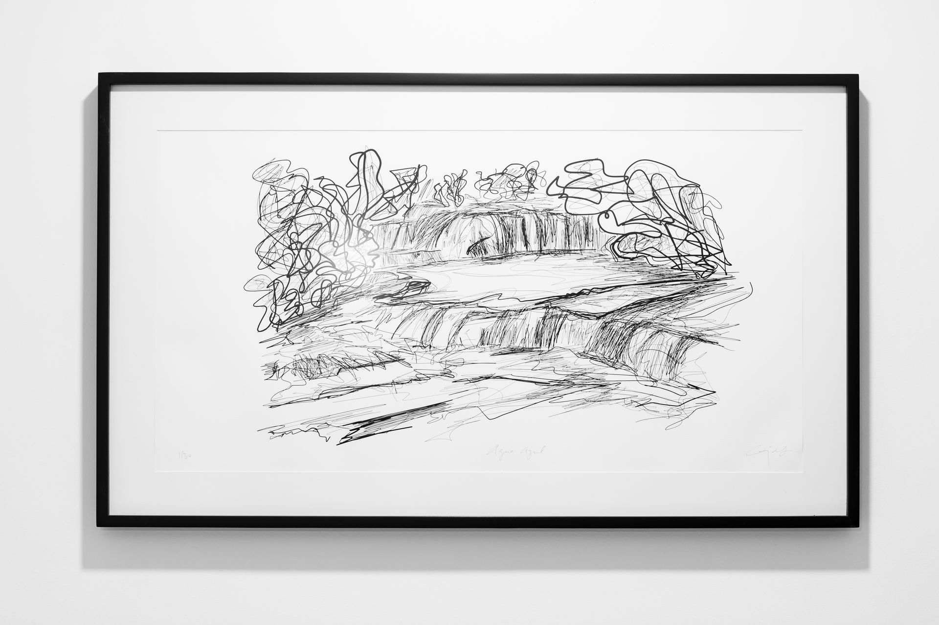 Un dibujo en blanco y negro de un puente en un marco en una pared.