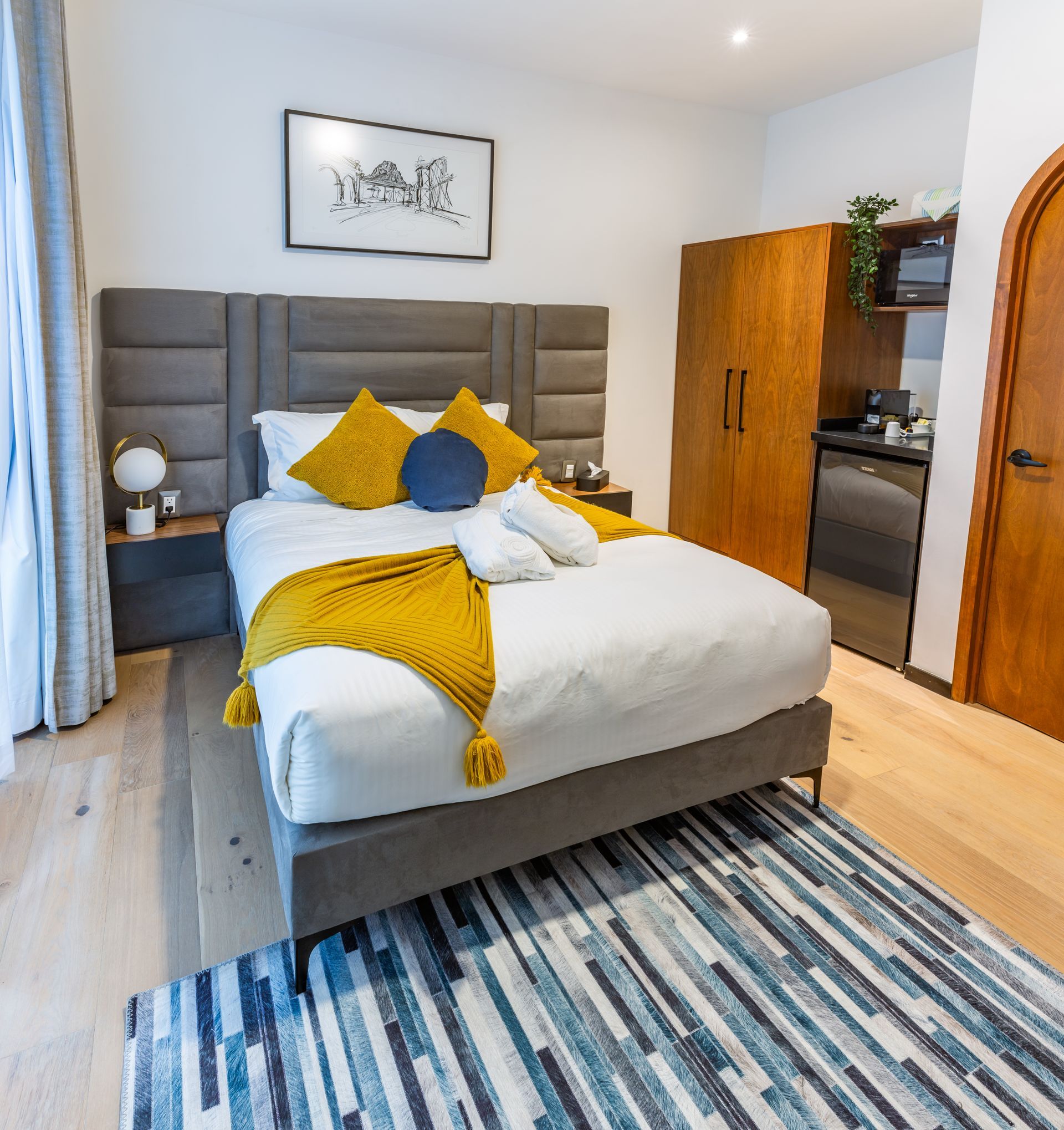 Un dormitorio con una cama grande y una alfombra.