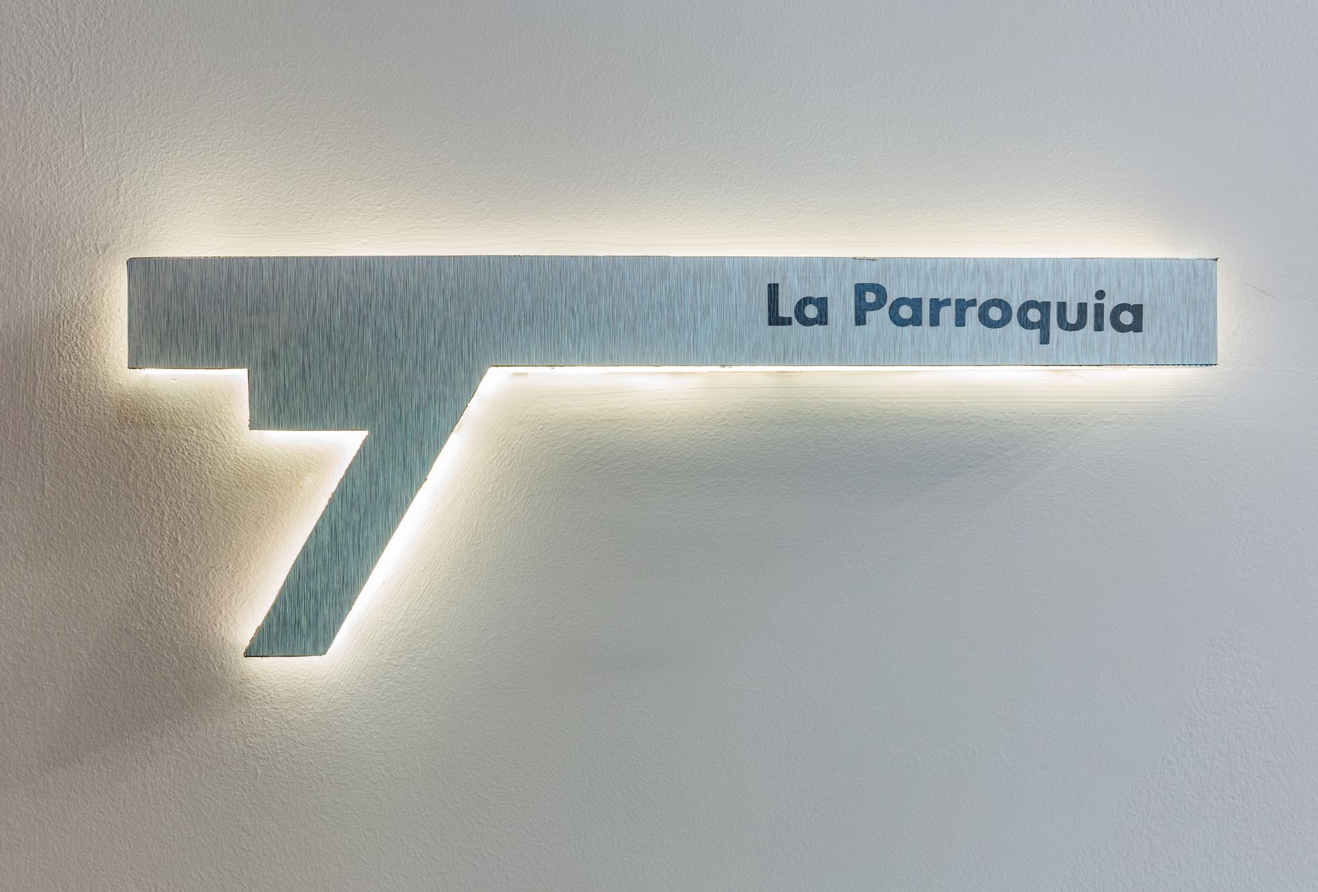 Un cartel en una pared que dice la parroquia