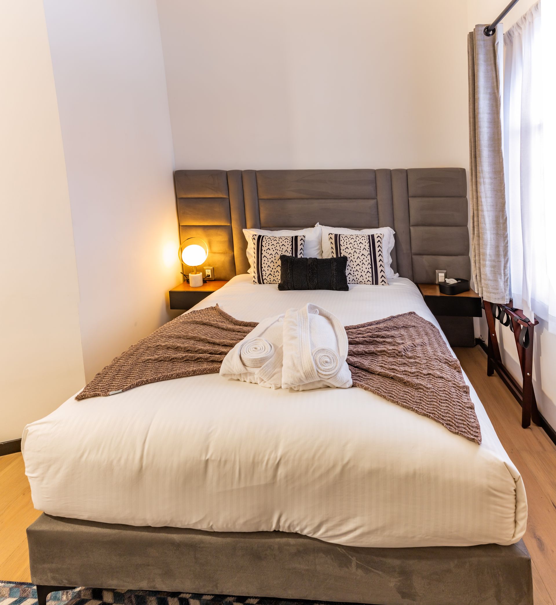 Una habitación de hotel con una cama y una ventana.