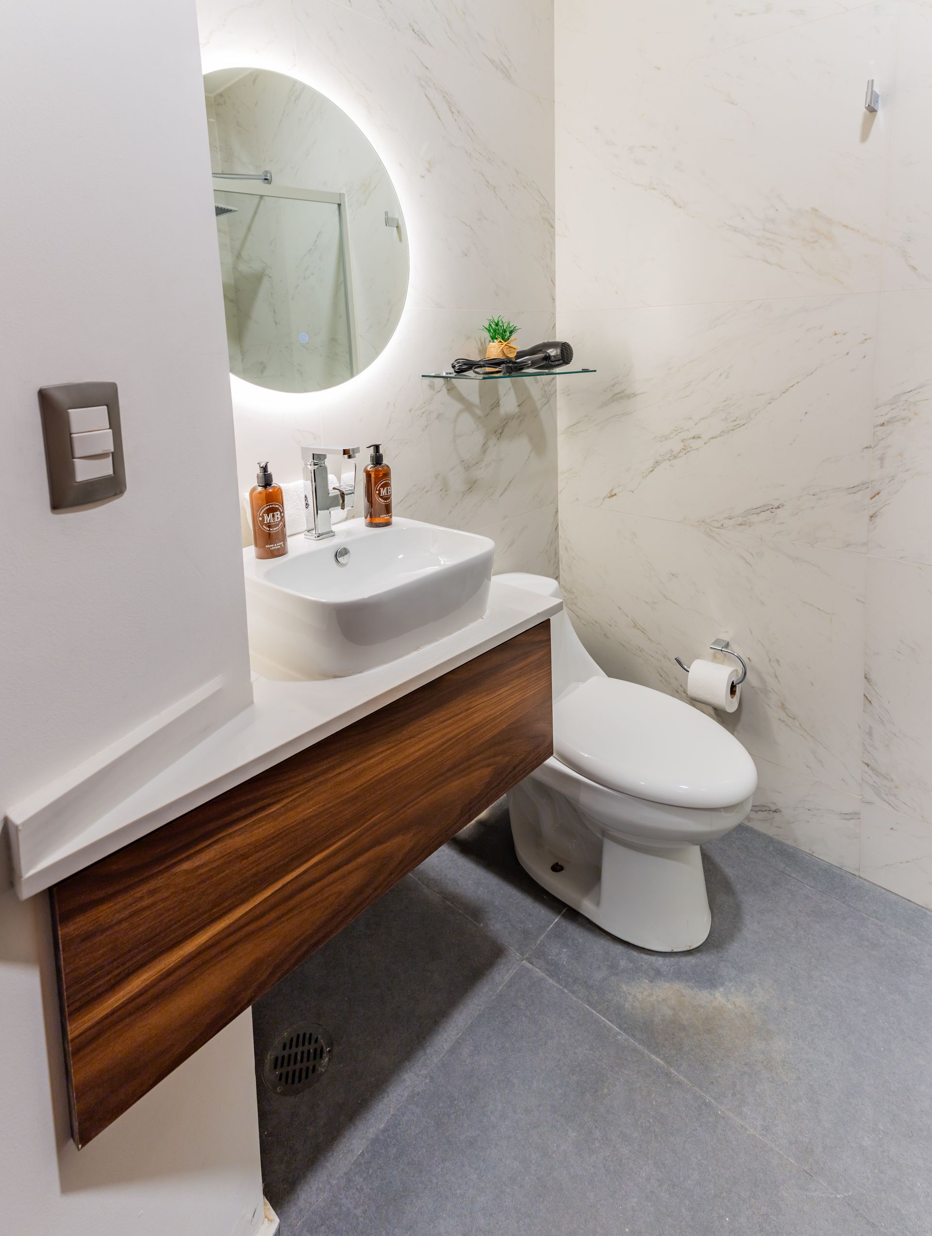 Un baño con inodoro, lavabo y espejo.