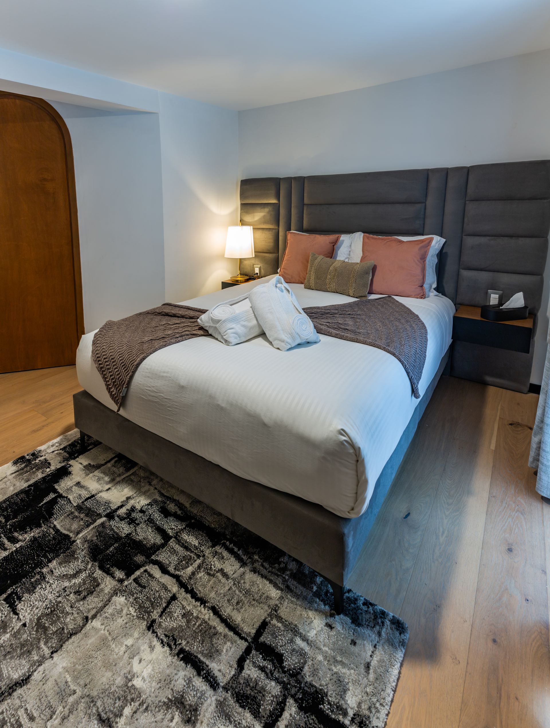 Un dormitorio con una cama king size y una alfombra.