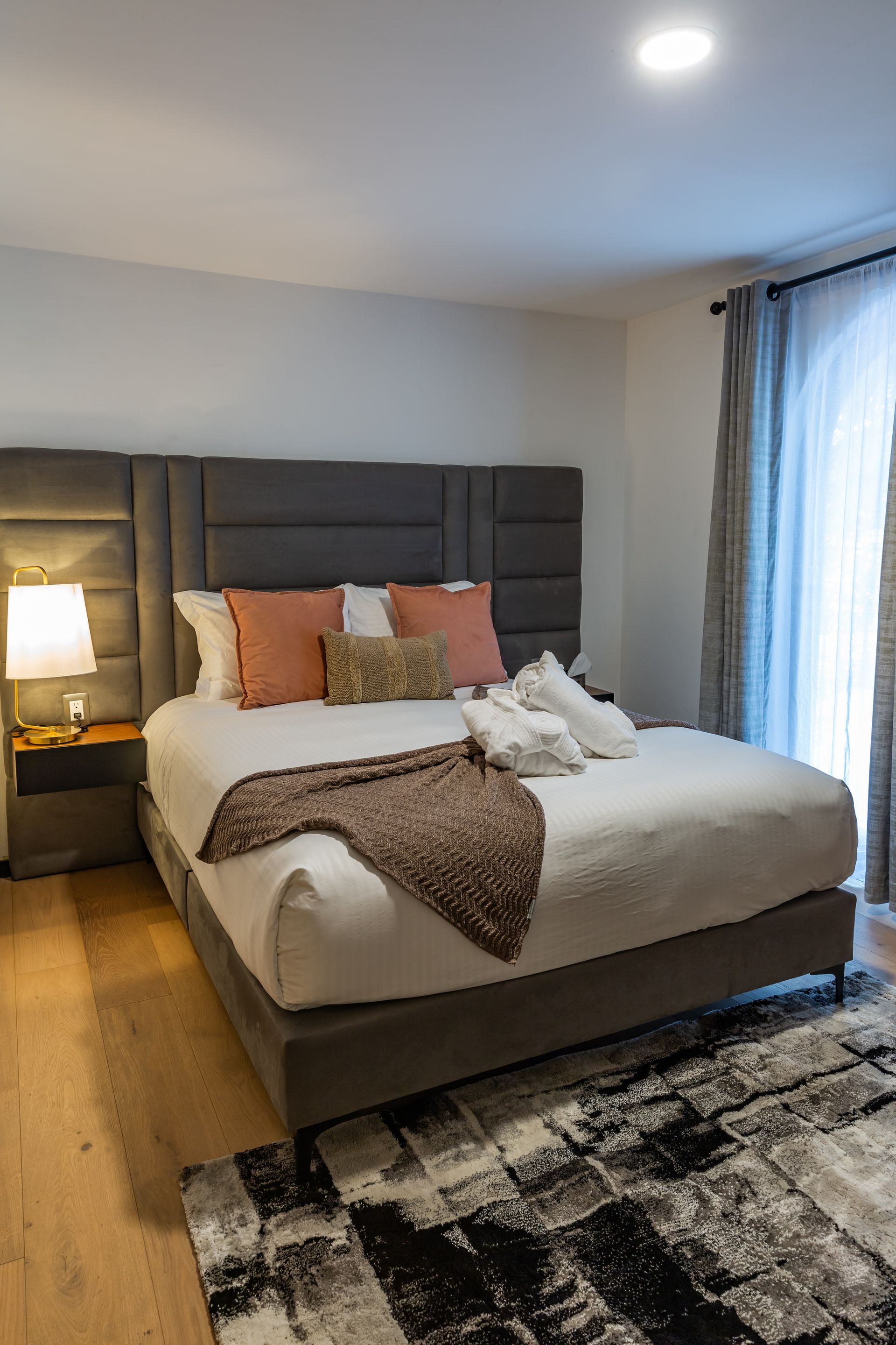 Un dormitorio con una cama grande y una alfombra.