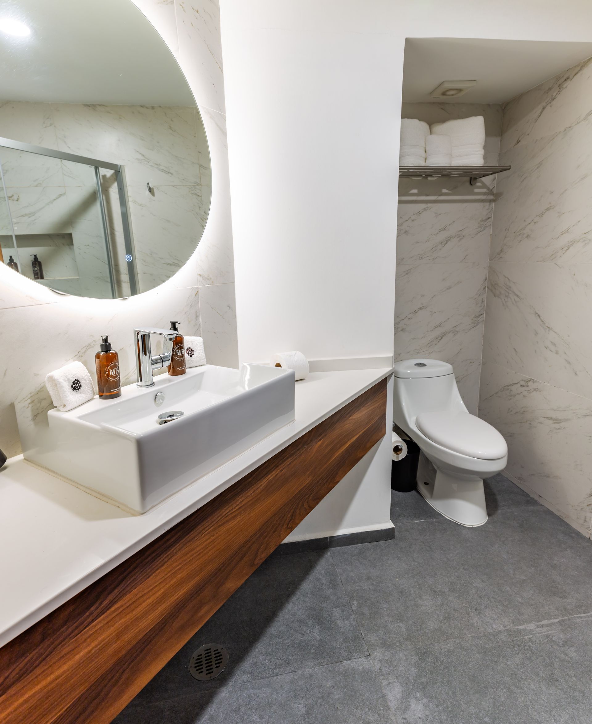 Un baño con inodoro, lavabo y espejo.
