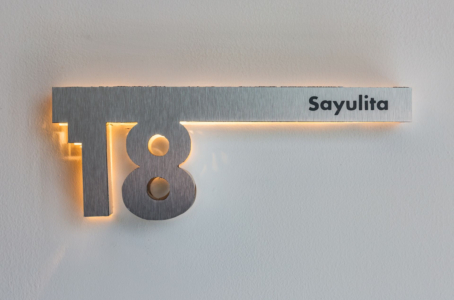 Un cartel con el número 18 y el nombre Sayulita.