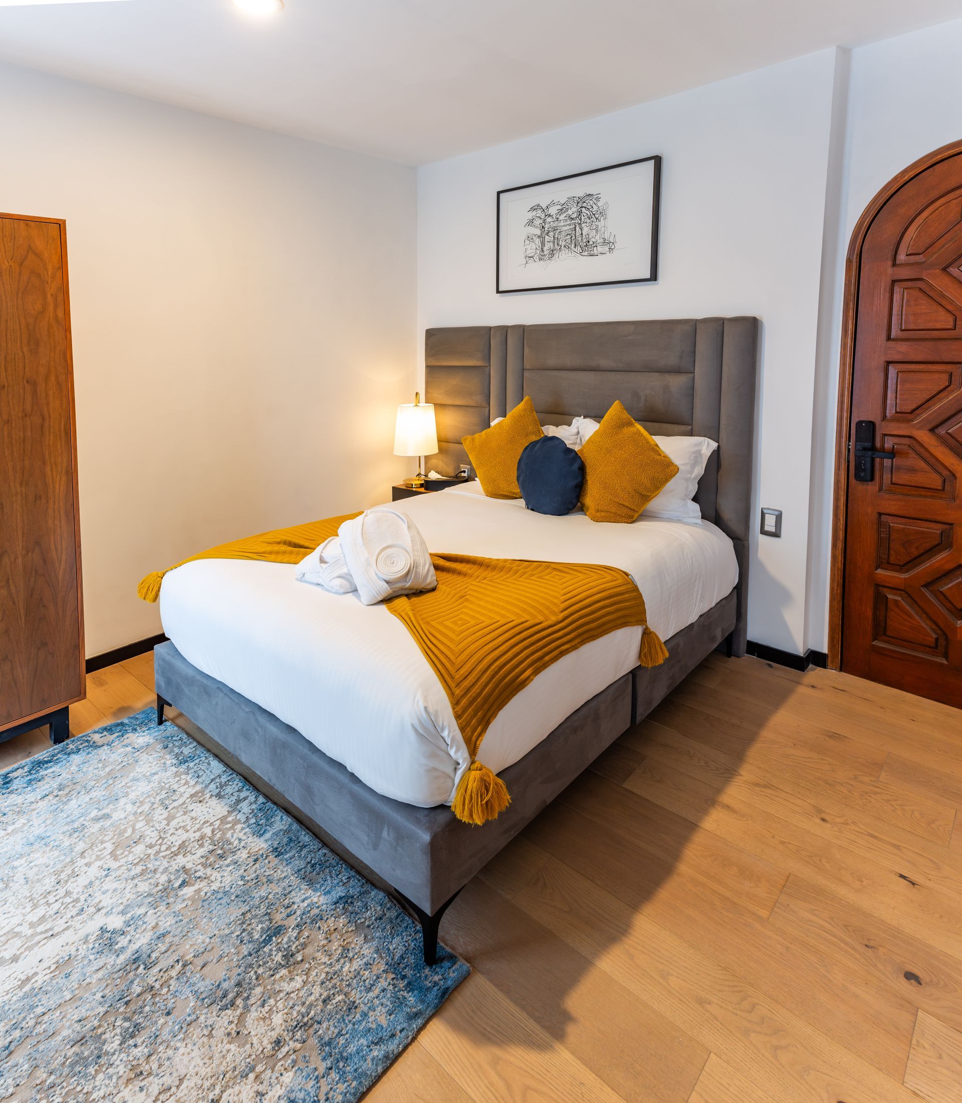 Un dormitorio con una cama king size y una alfombra.