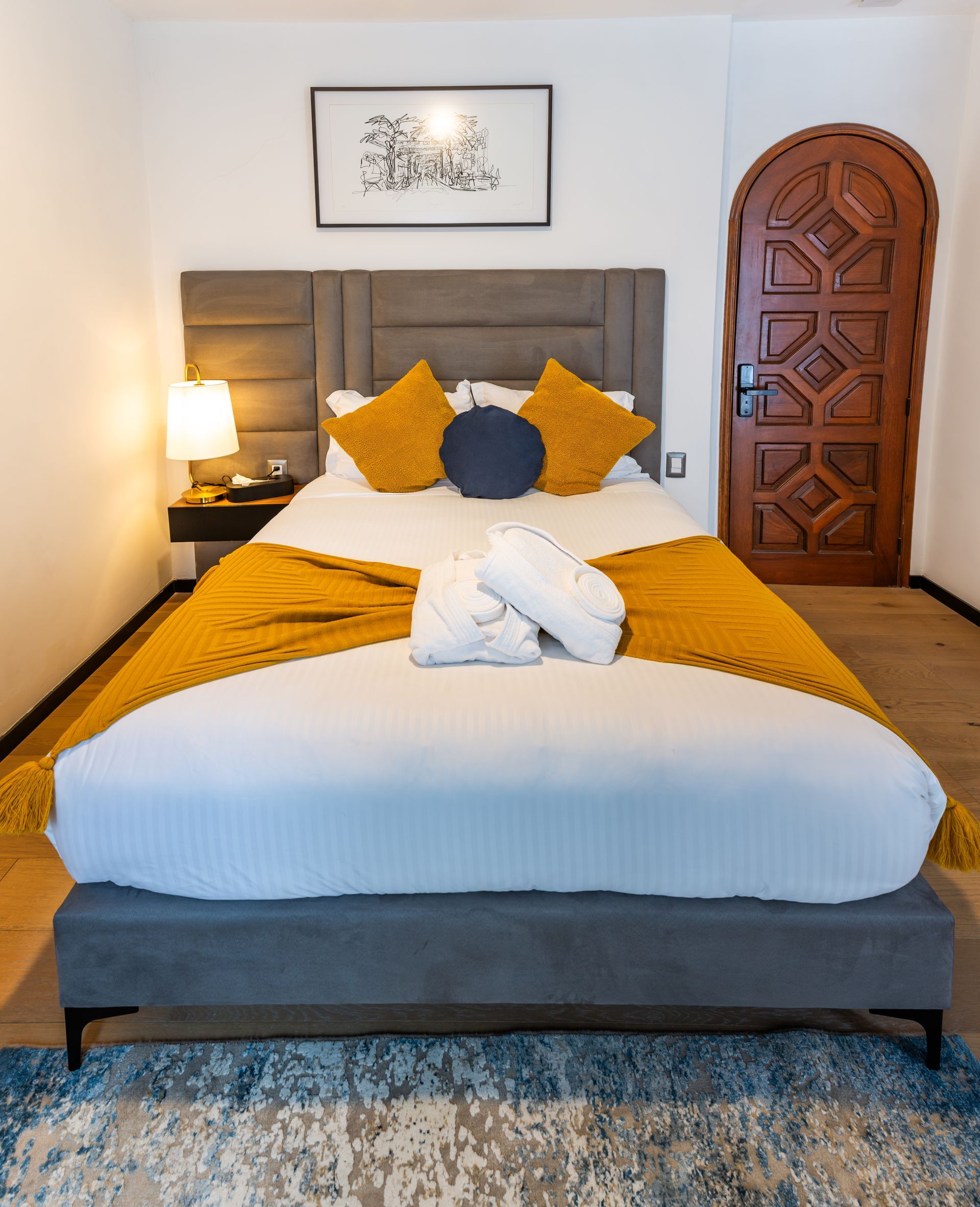 Una habitación de hotel con una cama y una puerta.