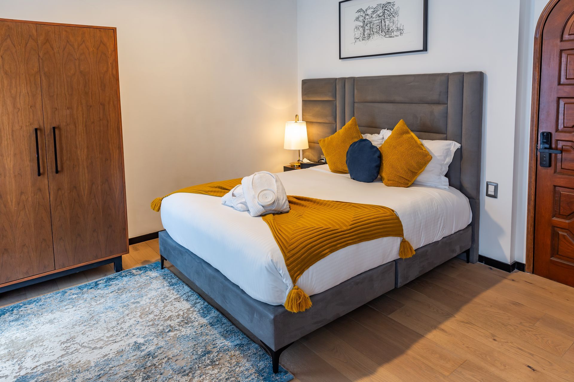 Un dormitorio con una cama king size y una alfombra.