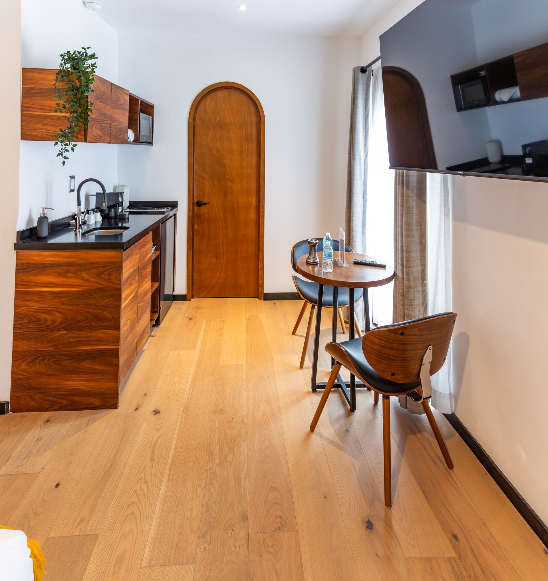 Una cocina con una mesa y sillas.