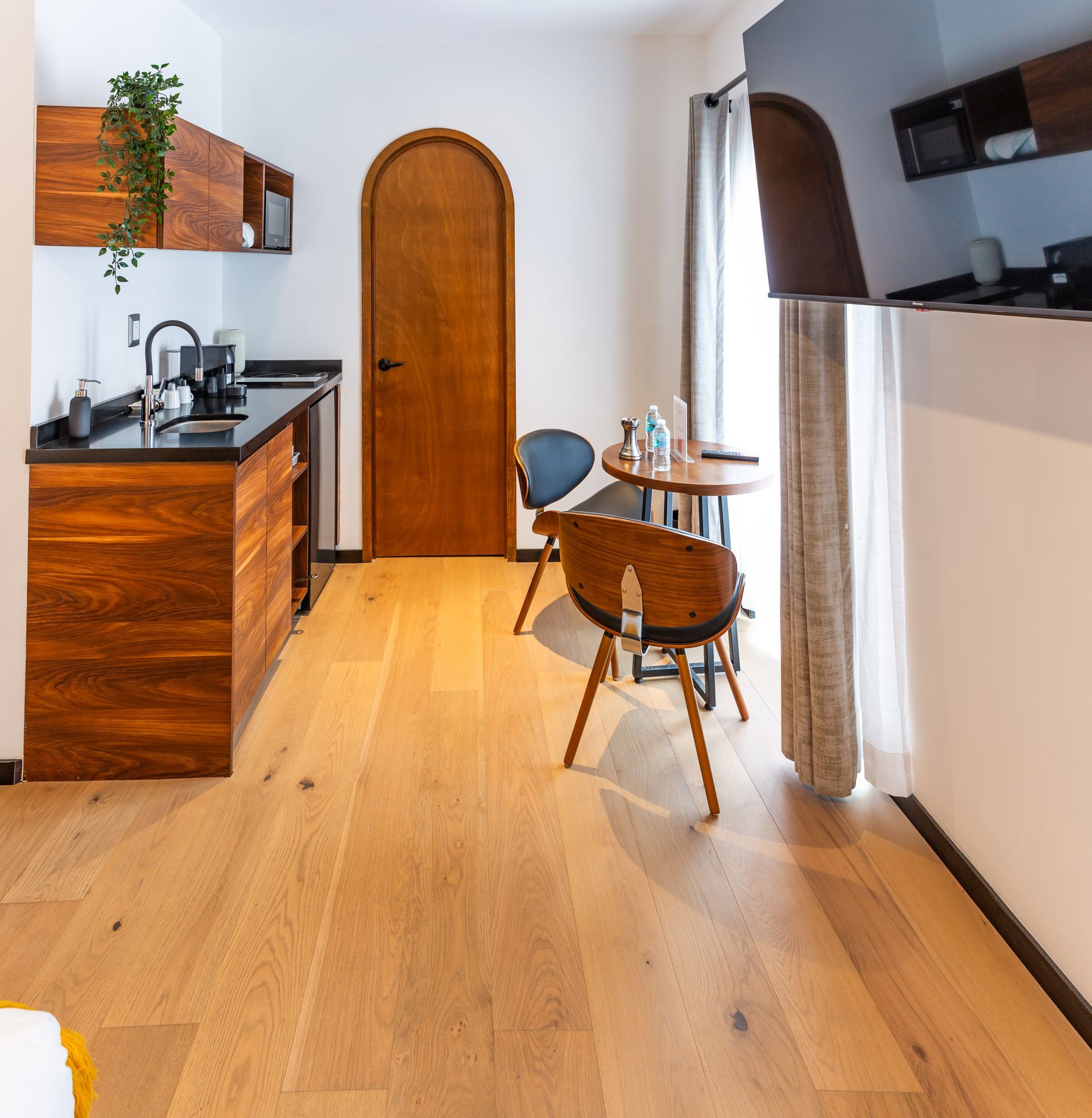 Una cocina con una mesa y sillas.