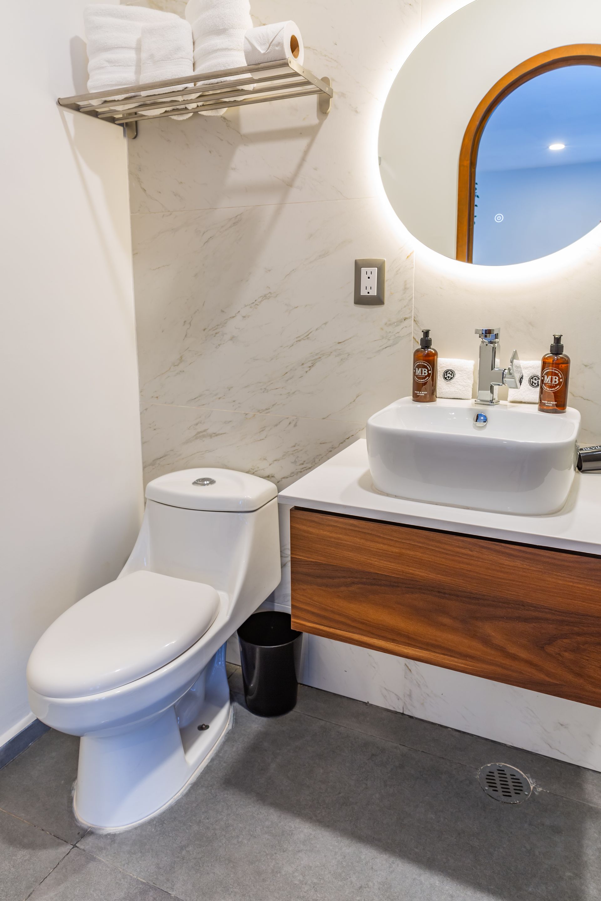Un baño con inodoro, lavabo y espejo.