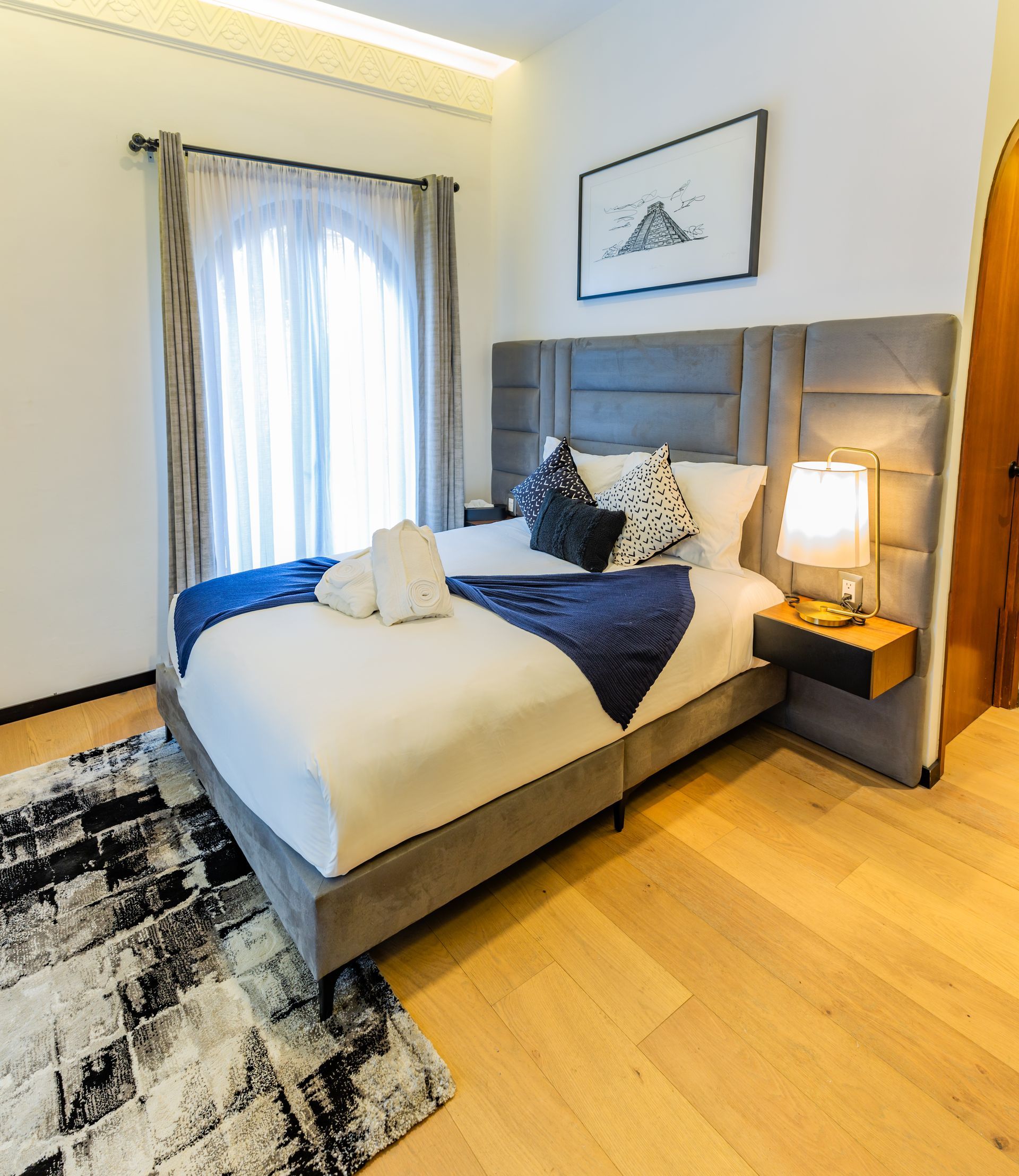 Hay una cama grande en el medio de la habitación.