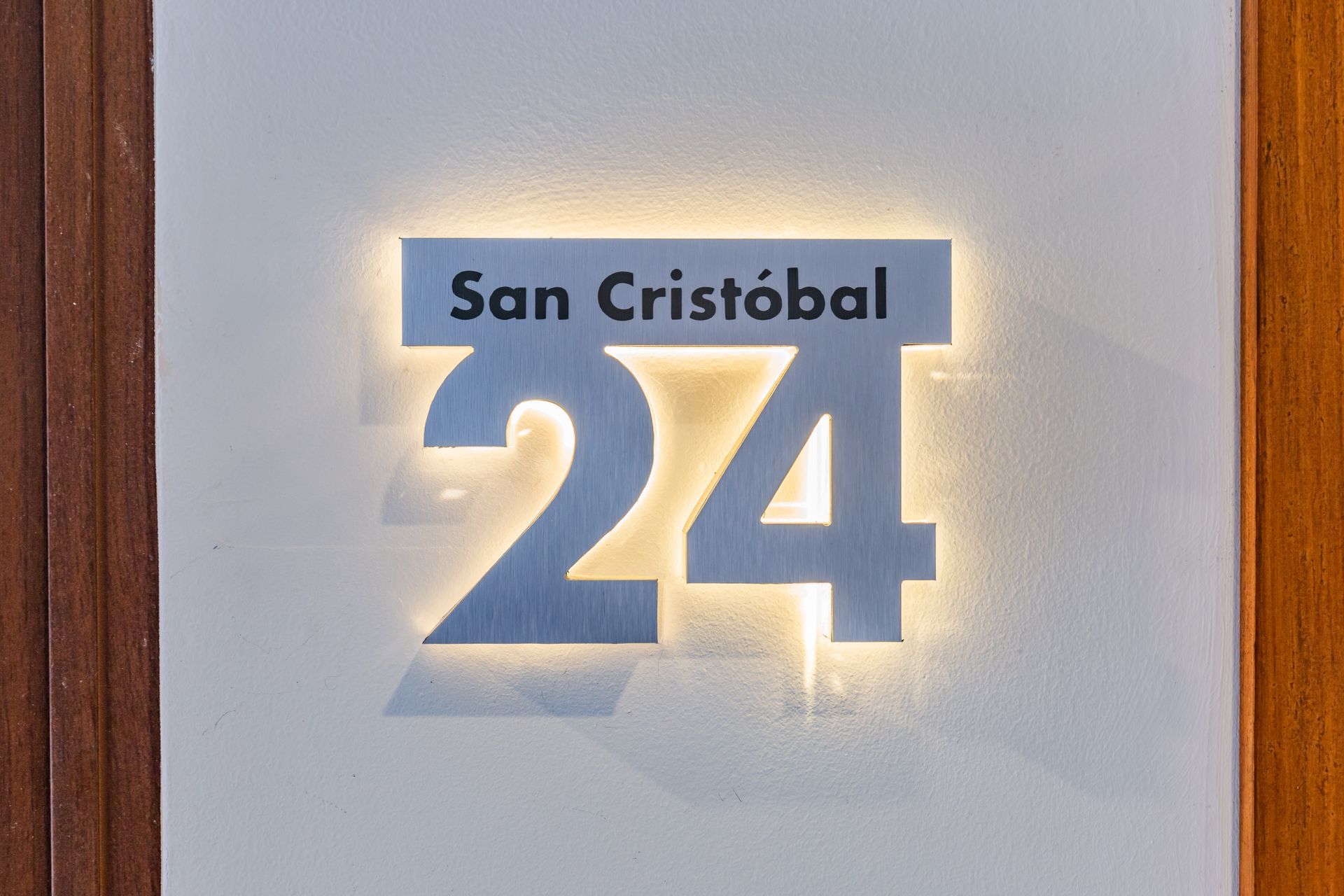 Un cartel en una pared que dice San Cristóbal 24