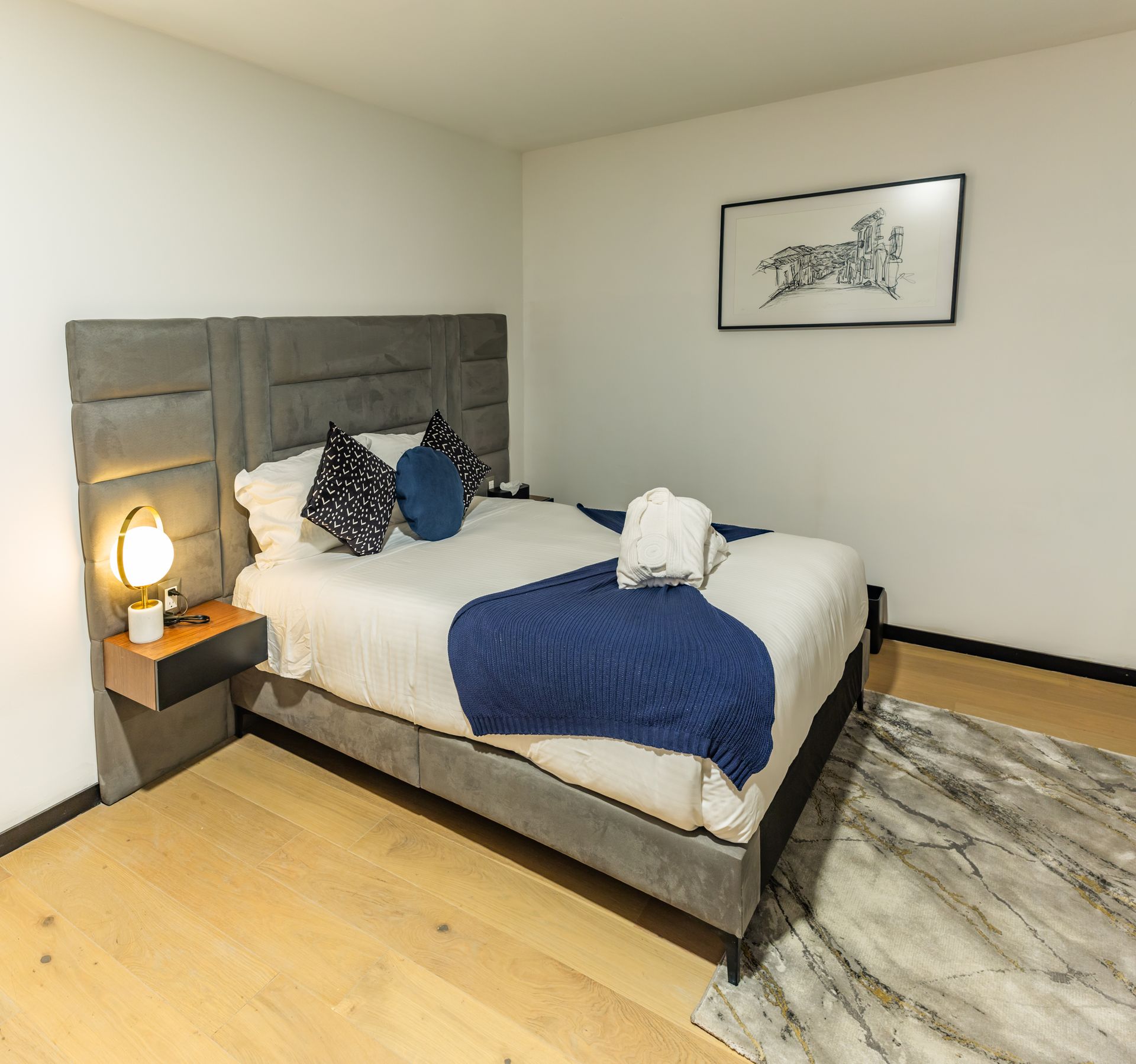 Un dormitorio con una cama grande y una alfombra.