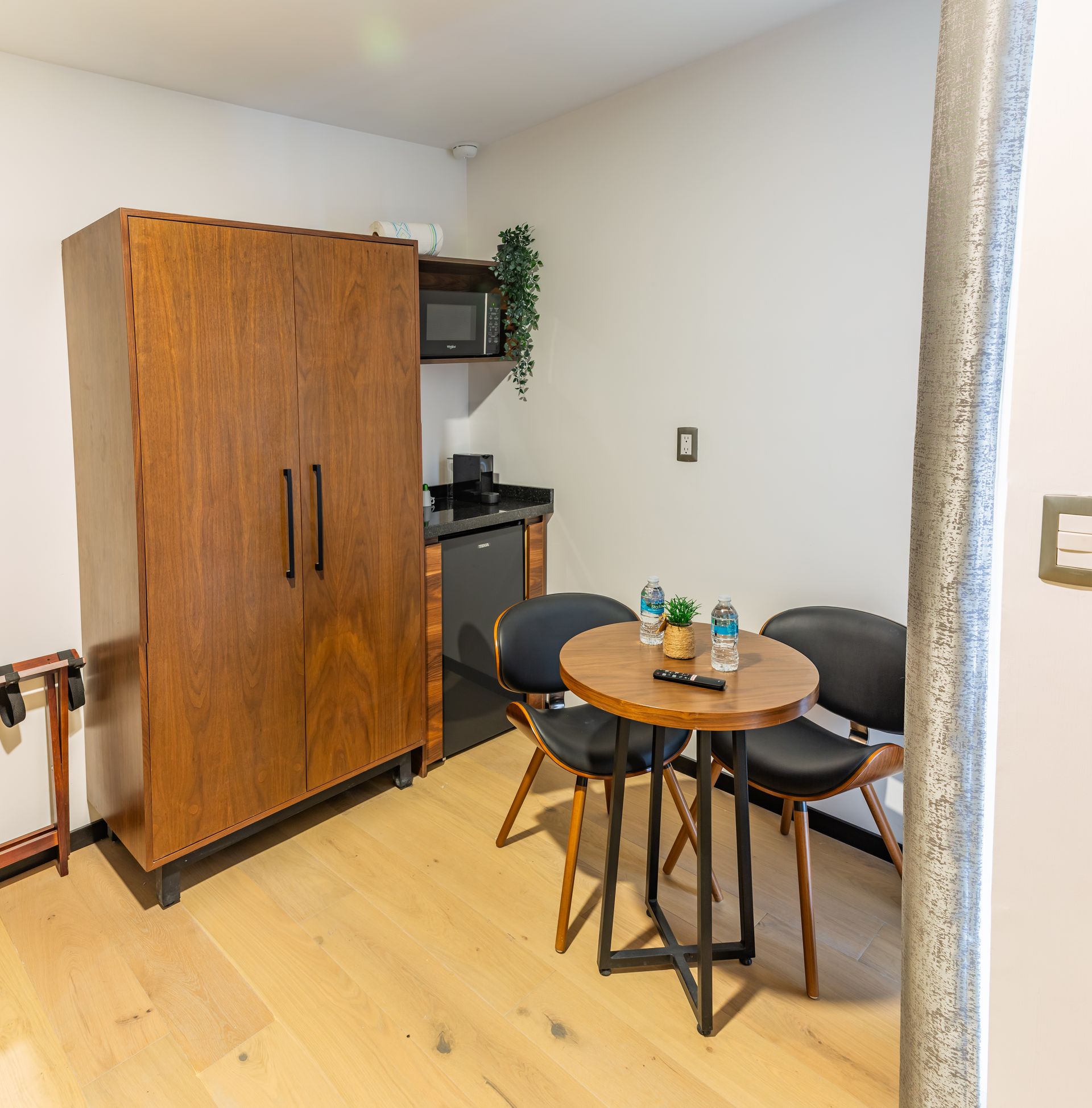 Una habitación con una mesa y sillas.