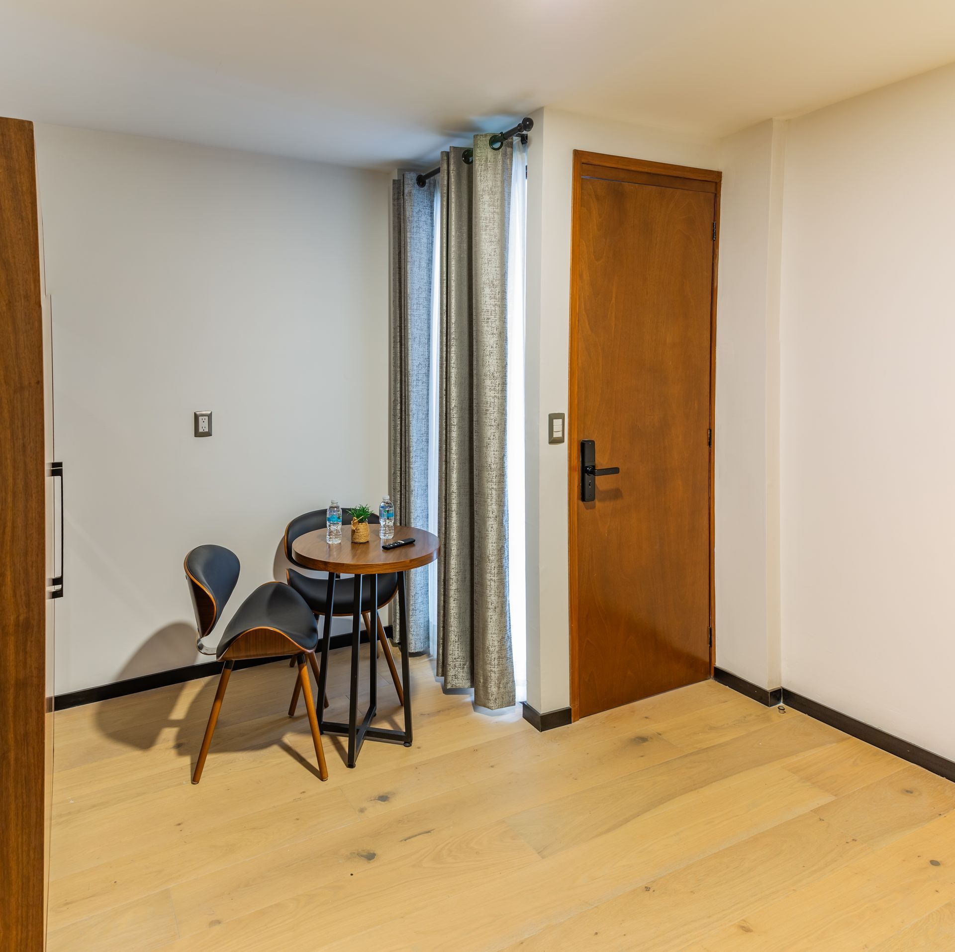 Una habitación con una mesa y sillas.
