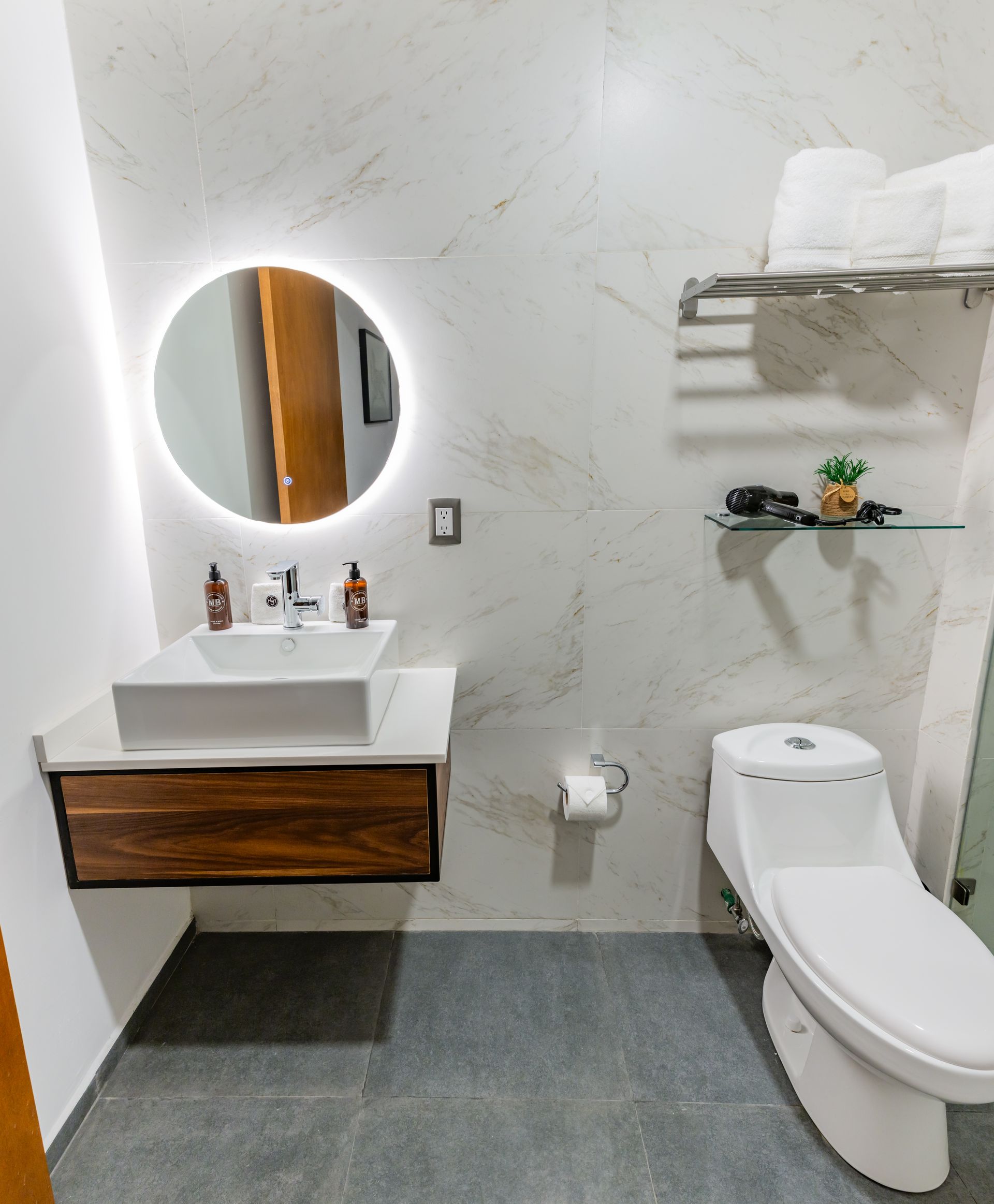 Un baño con lavabo, inodoro y espejo.