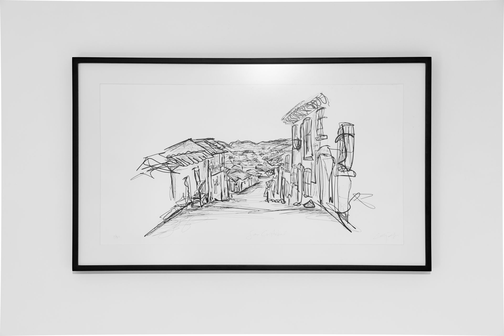 Un dibujo en blanco y negro de un edificio está colgado en una pared.