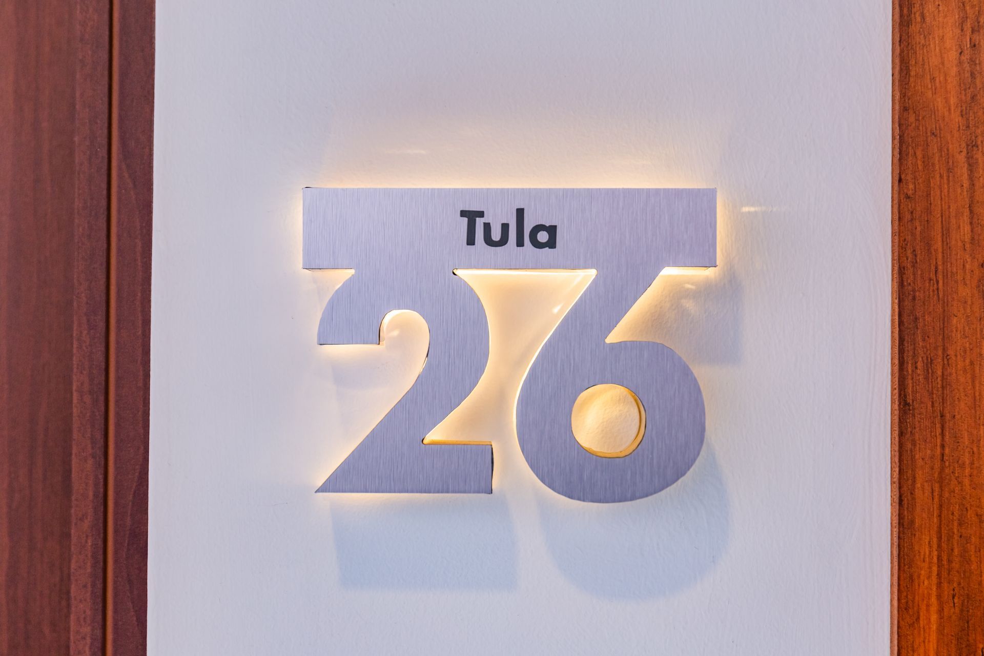 Hay un cartel con el número 26 en una pared.
