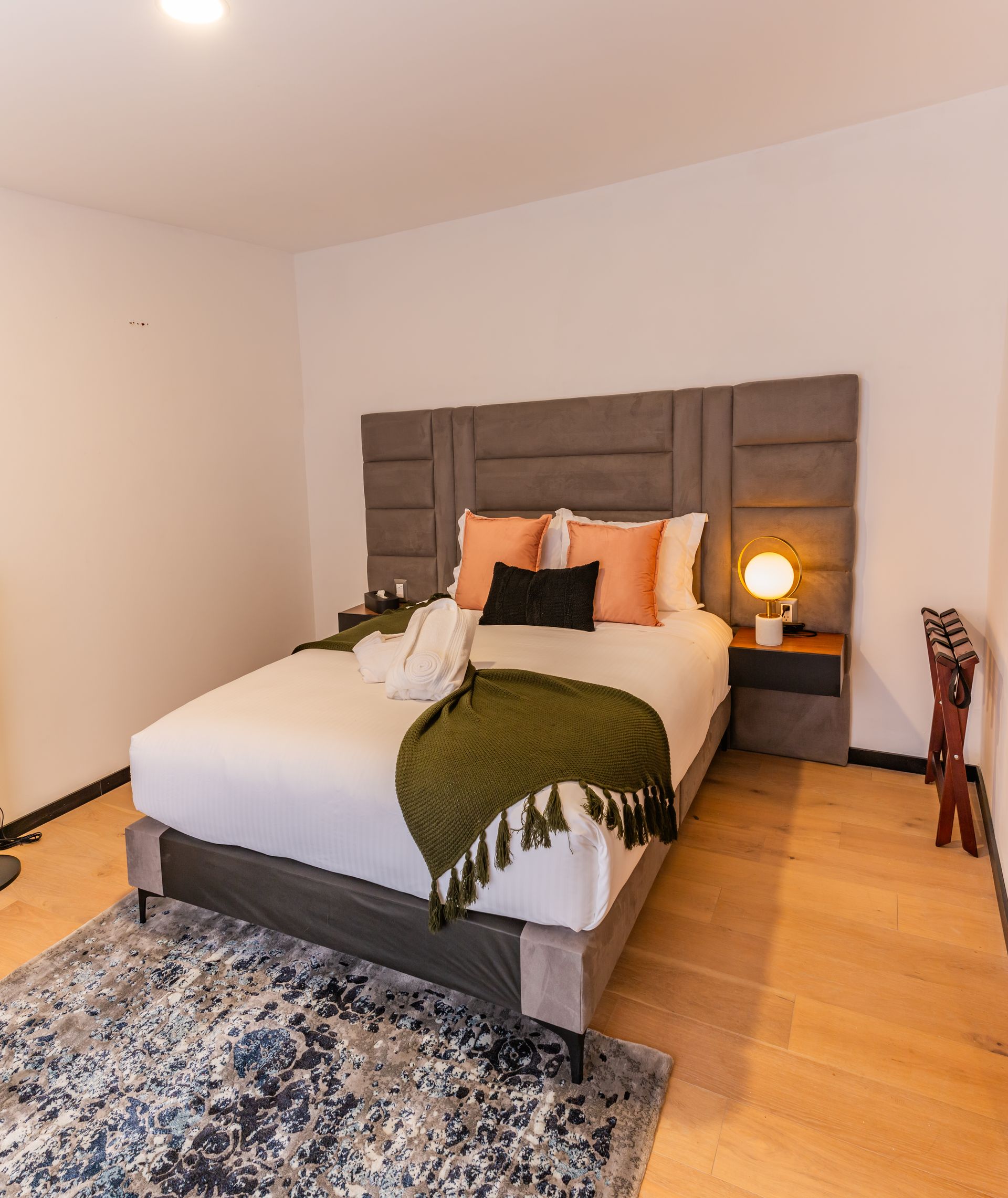 Hay una cama grande en el medio de la habitación.