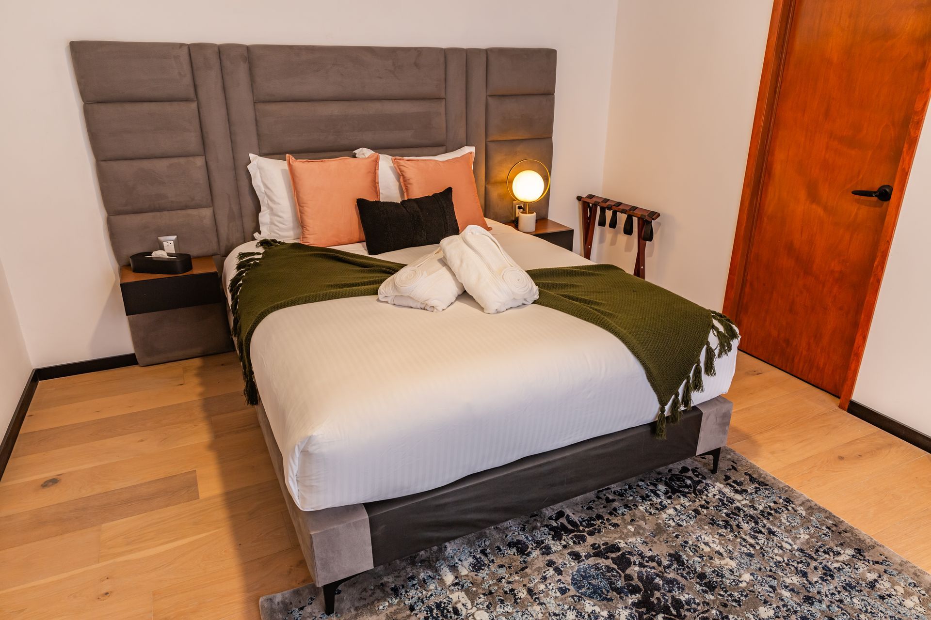 Un dormitorio con una cama king size y una alfombra.
