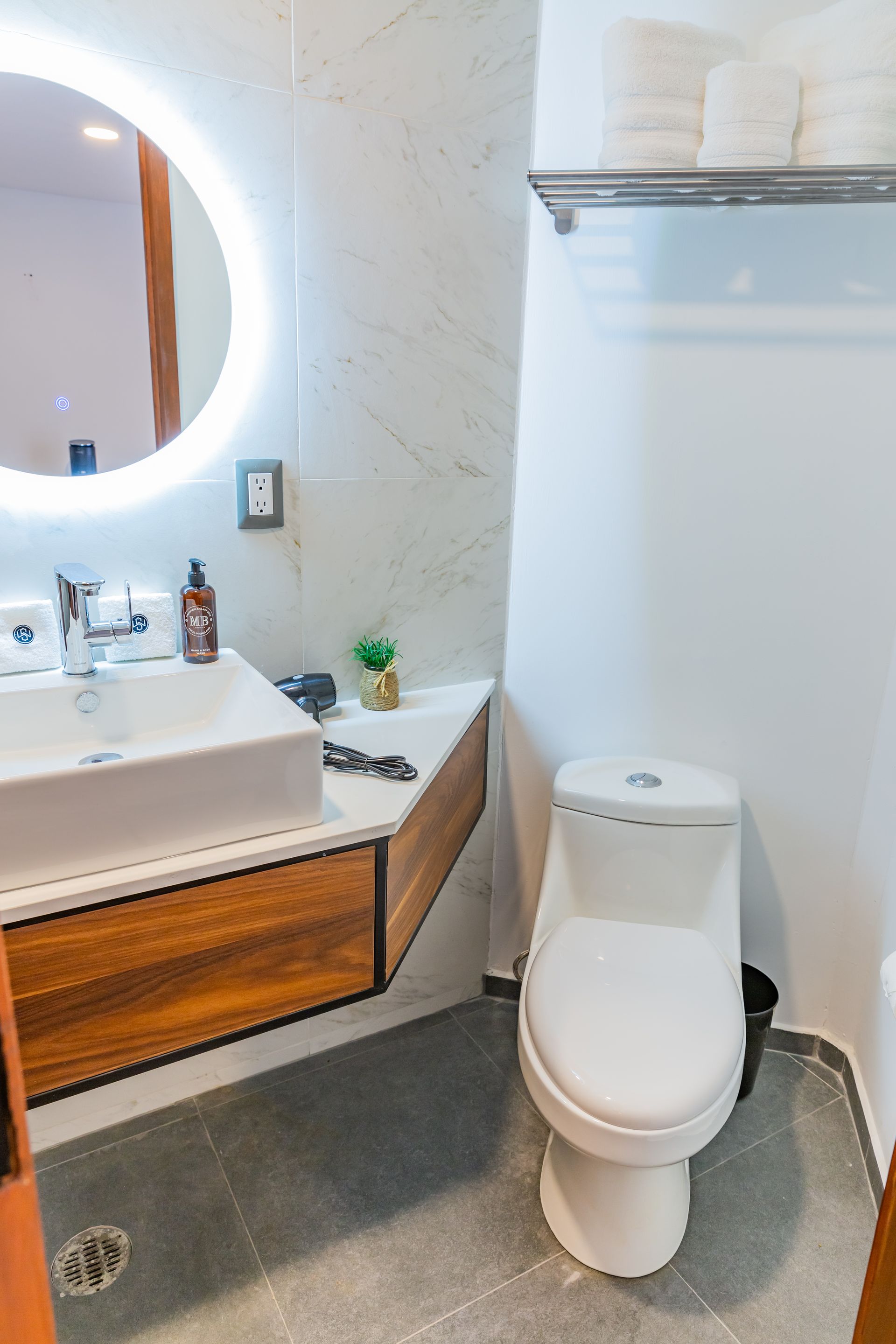 Un baño con inodoro, lavabo y espejo.