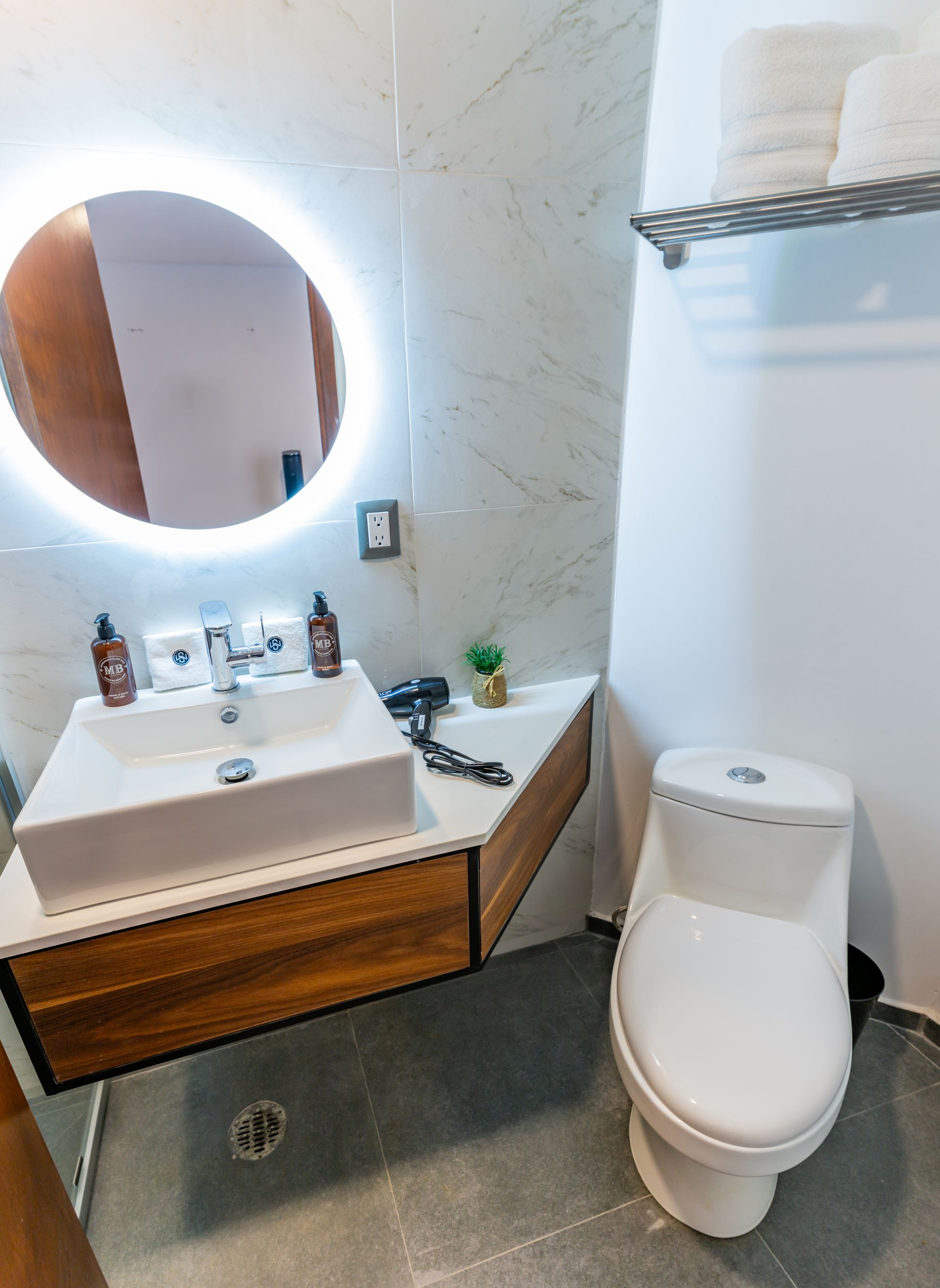Un baño con lavabo, inodoro y espejo.