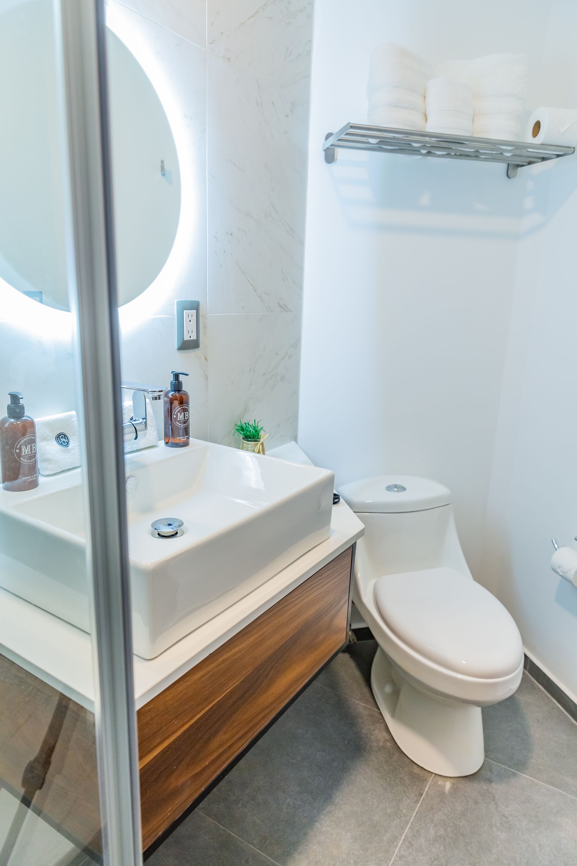 Un baño con inodoro, lavabo y espejo.
