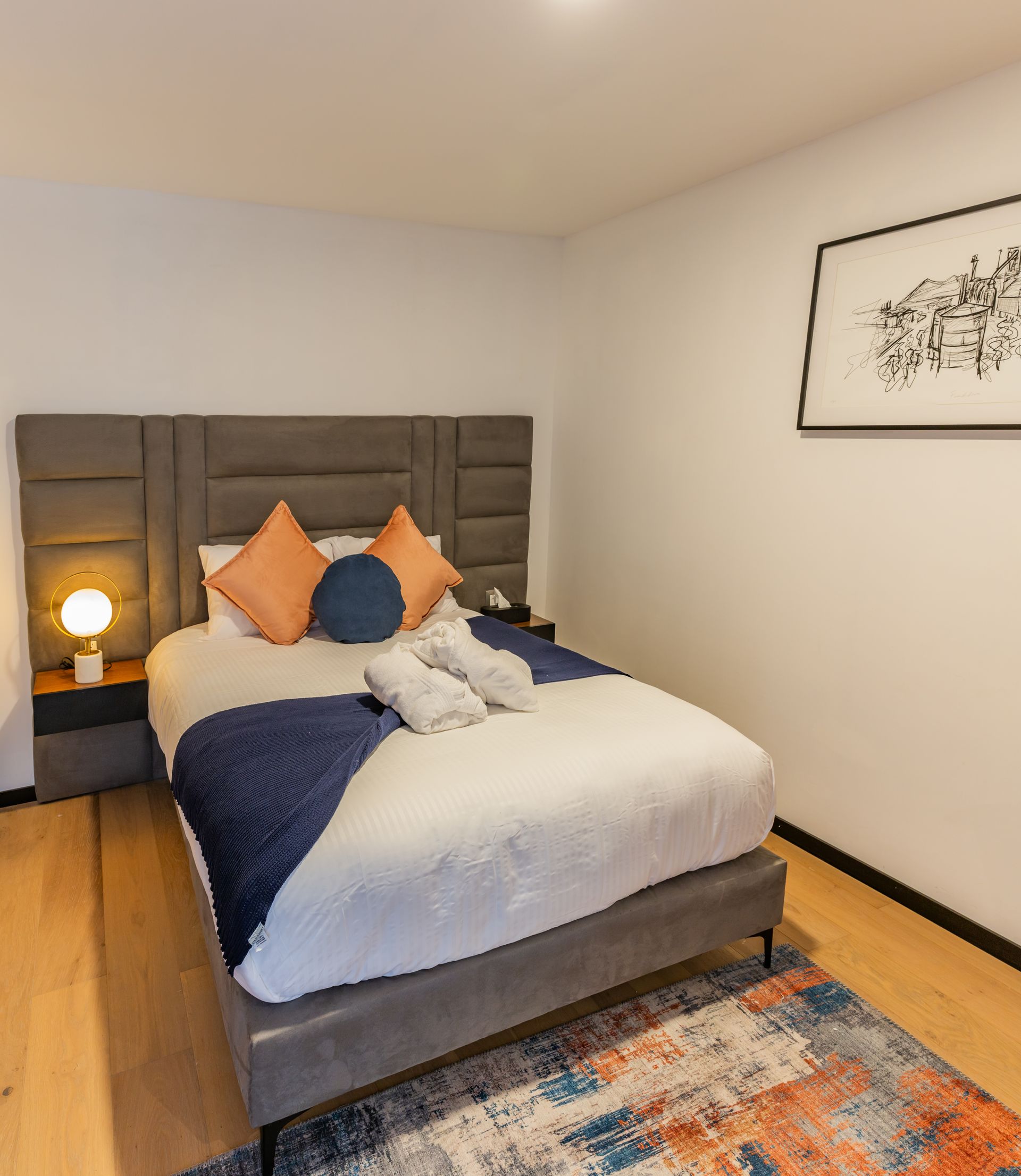 Un dormitorio con una cama king size y una alfombra.