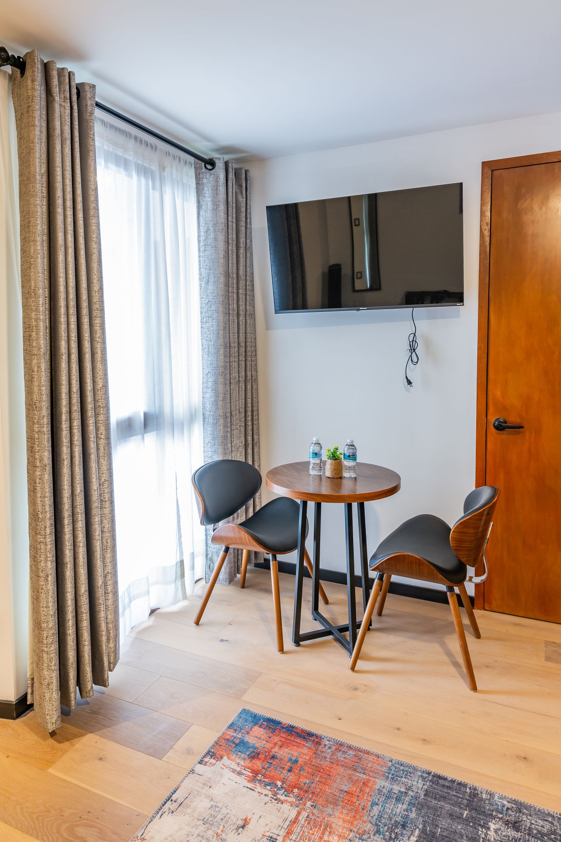 Una sala de estar con una mesa y sillas y un televisor.