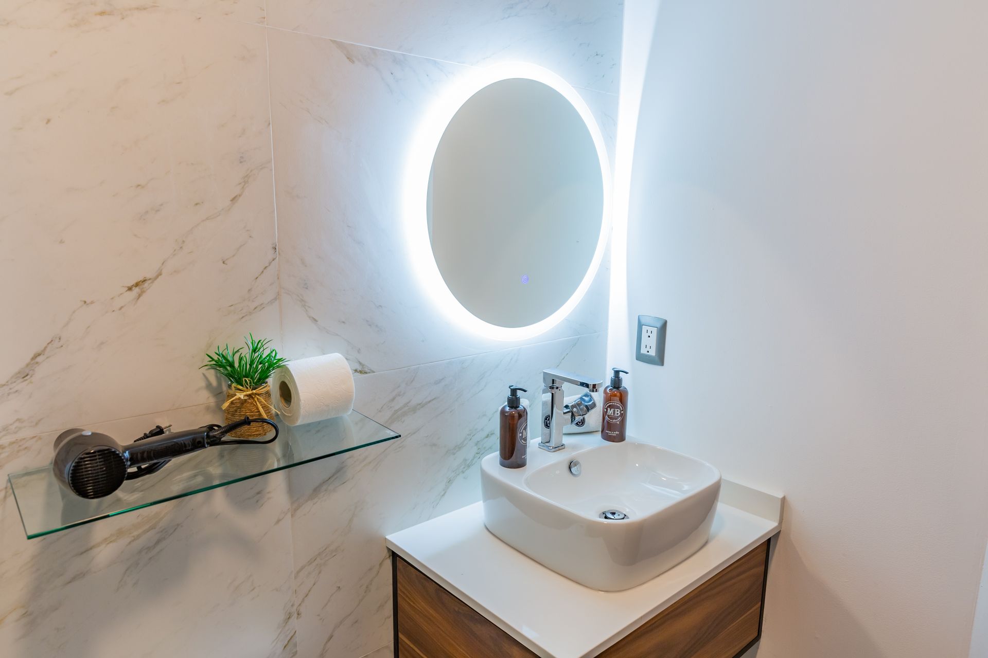 Un baño con lavabo y espejo.
