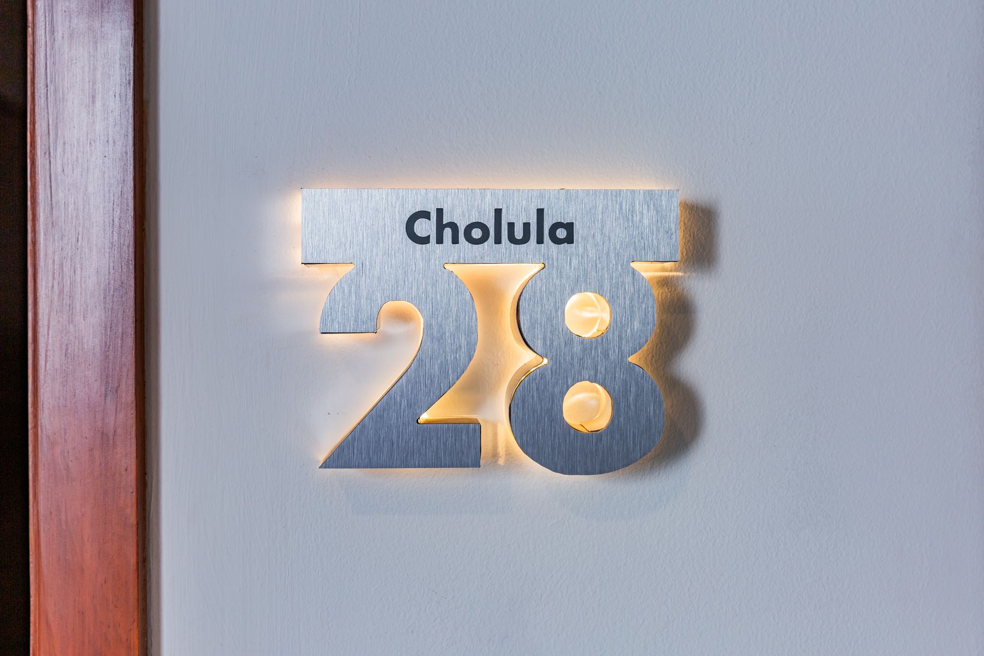 Un cartel en una pared que dice Cholula 28