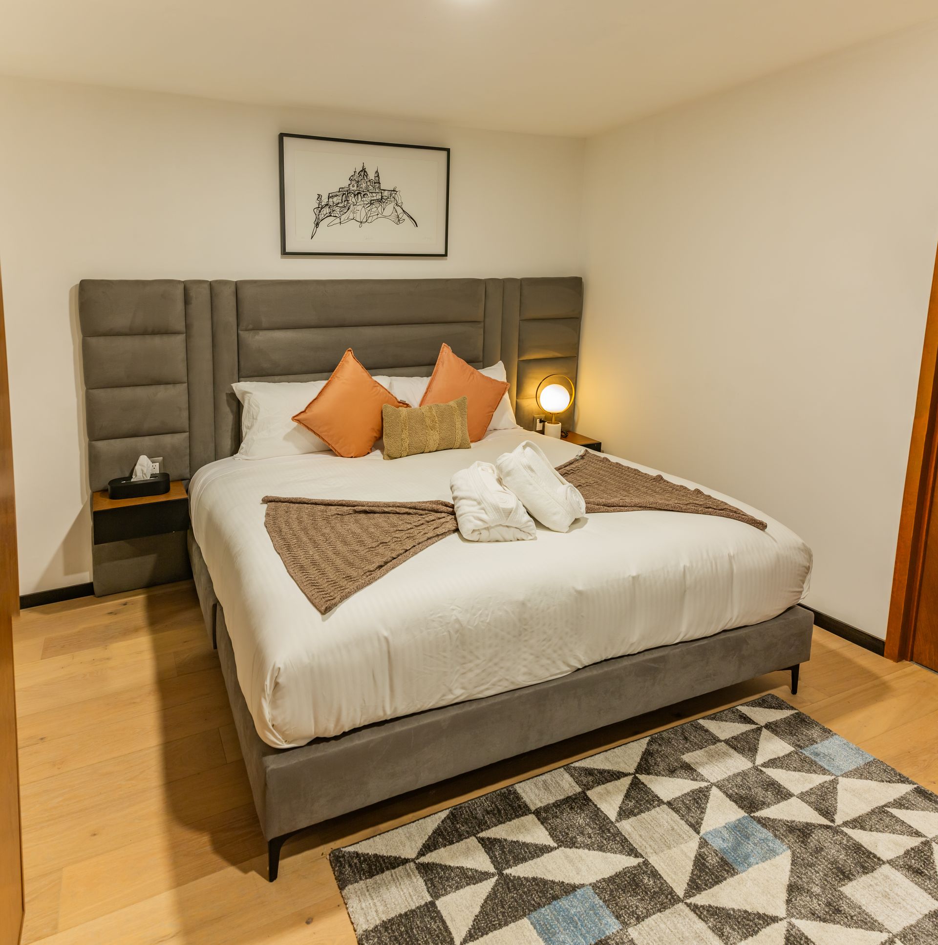 Una habitación de hotel con una cama tamaño king y una alfombra.