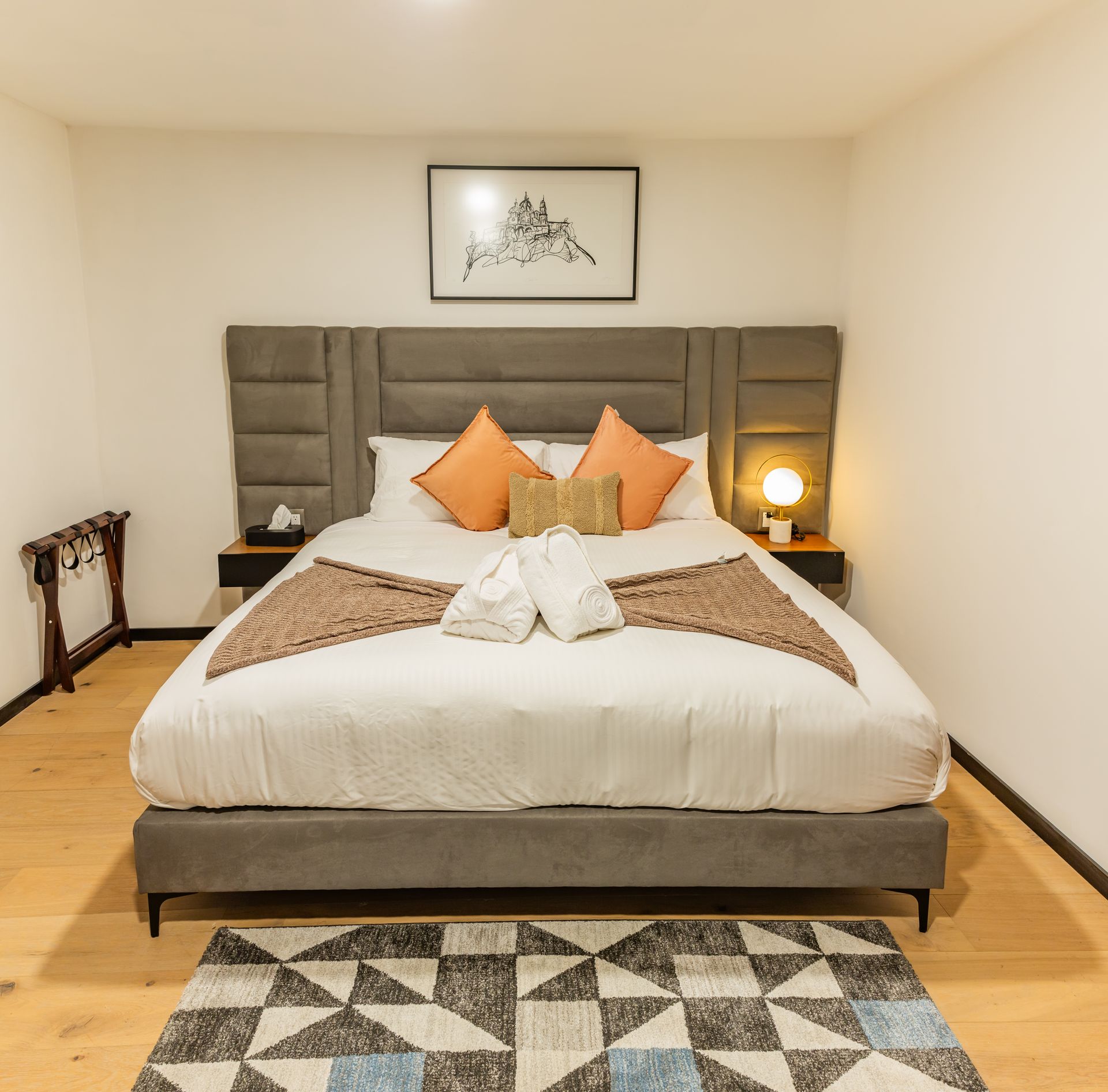 Una habitación de hotel con una cama tamaño king y una alfombra en el suelo.