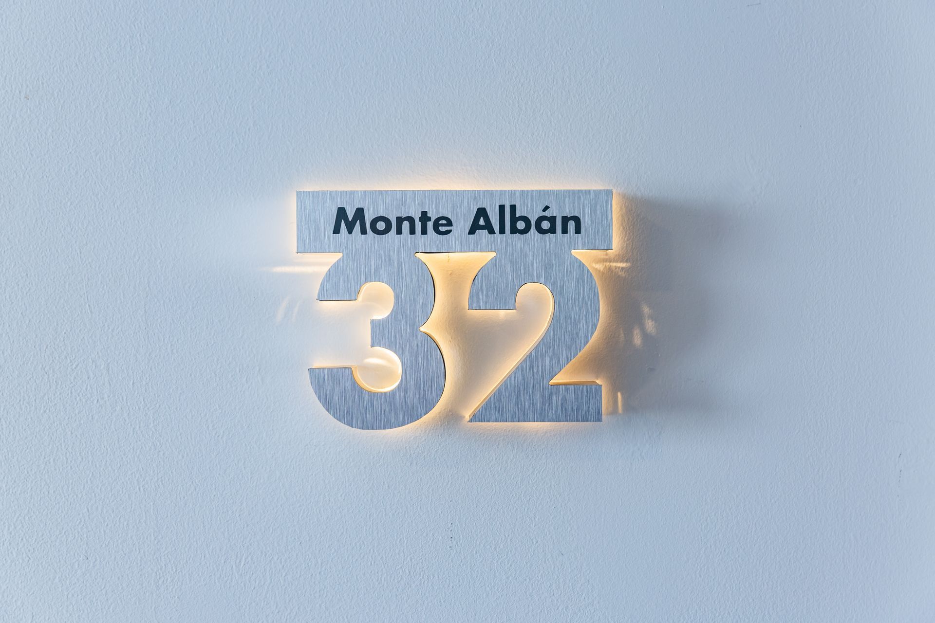 El número 32 está sobre un fondo azul.