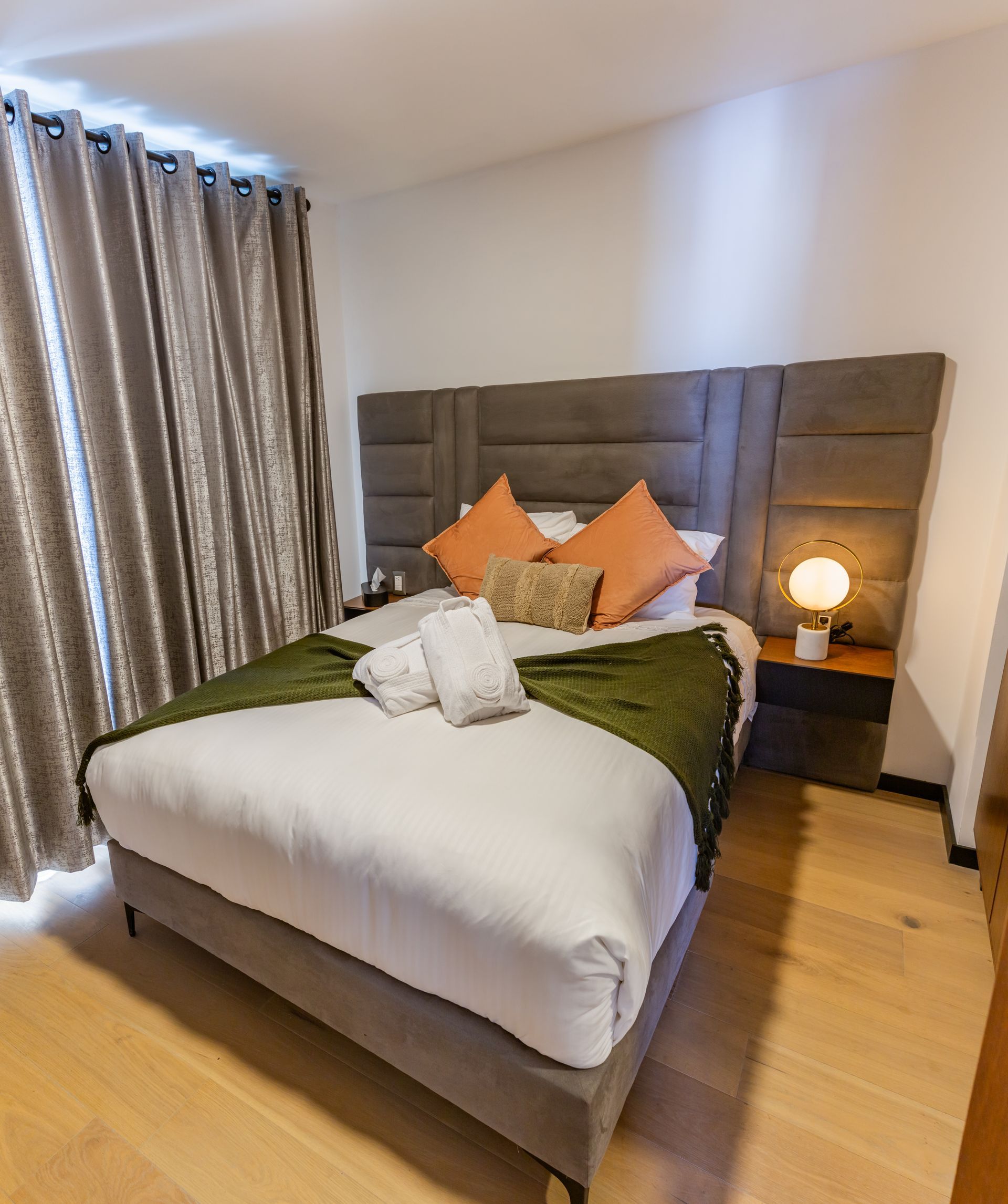 Una habitación de hotel con una cama grande y una ventana.