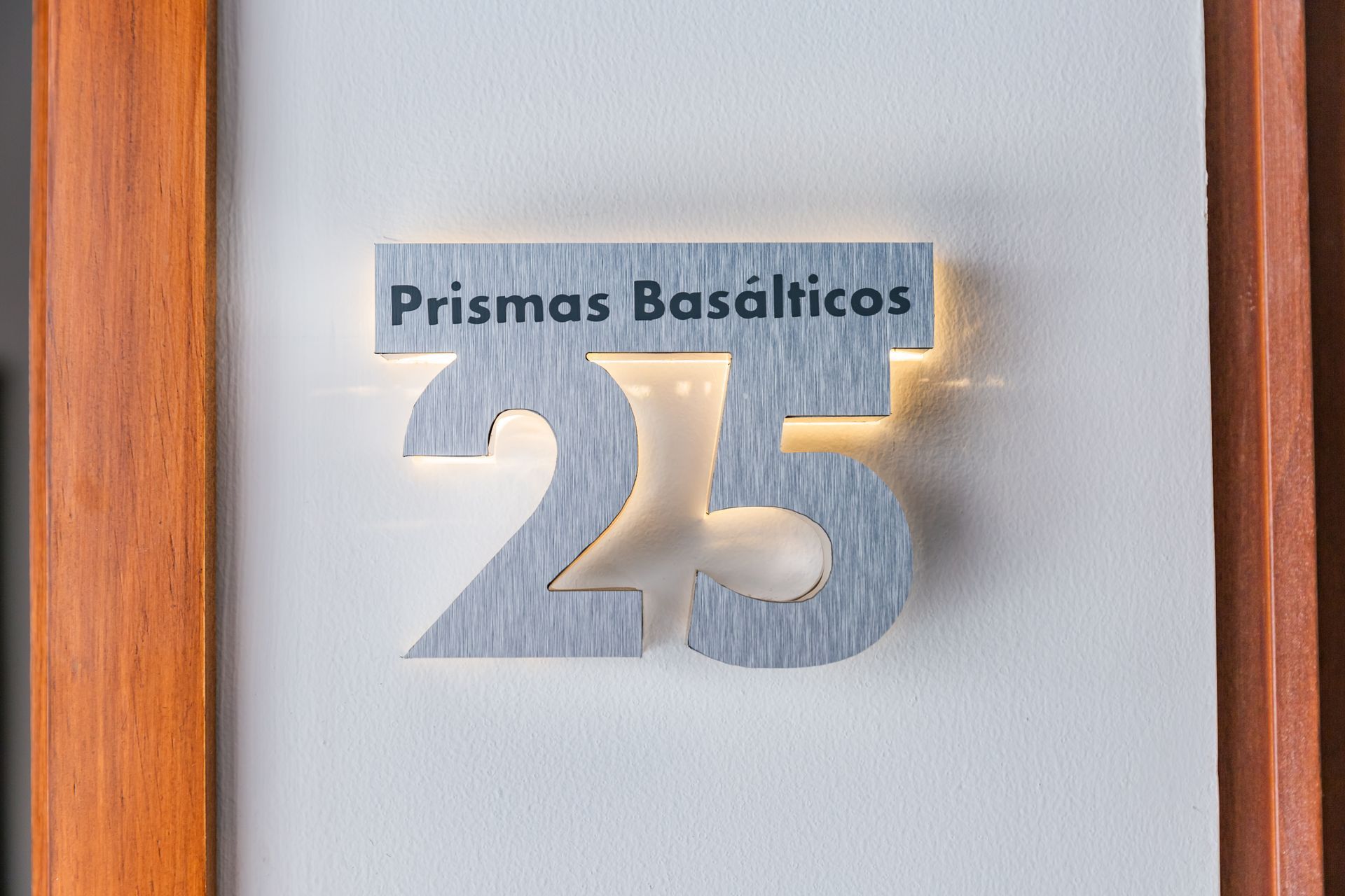 Una imagen del número 25 en un marco de madera.