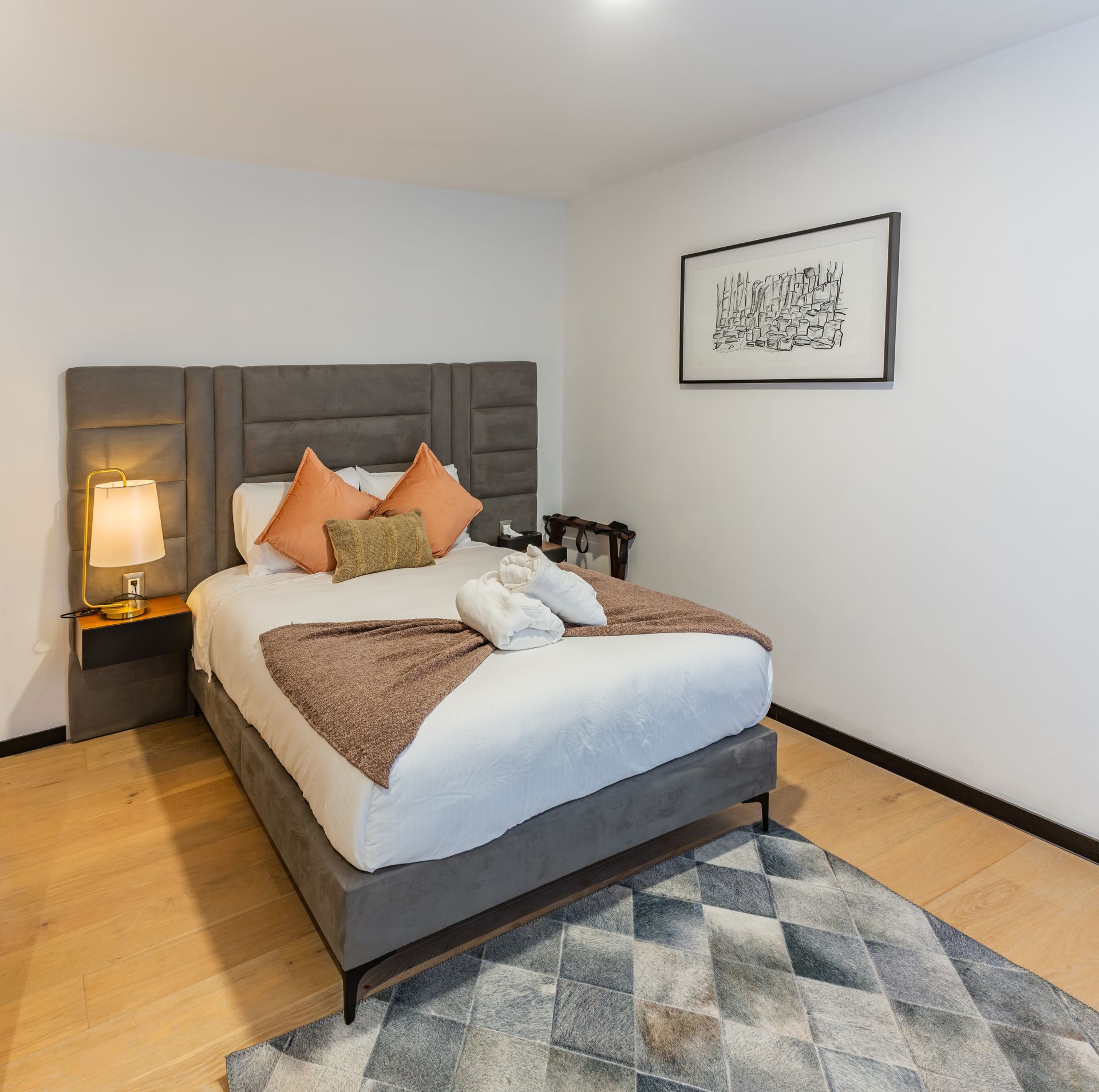 Un dormitorio con una cama grande y una alfombra.