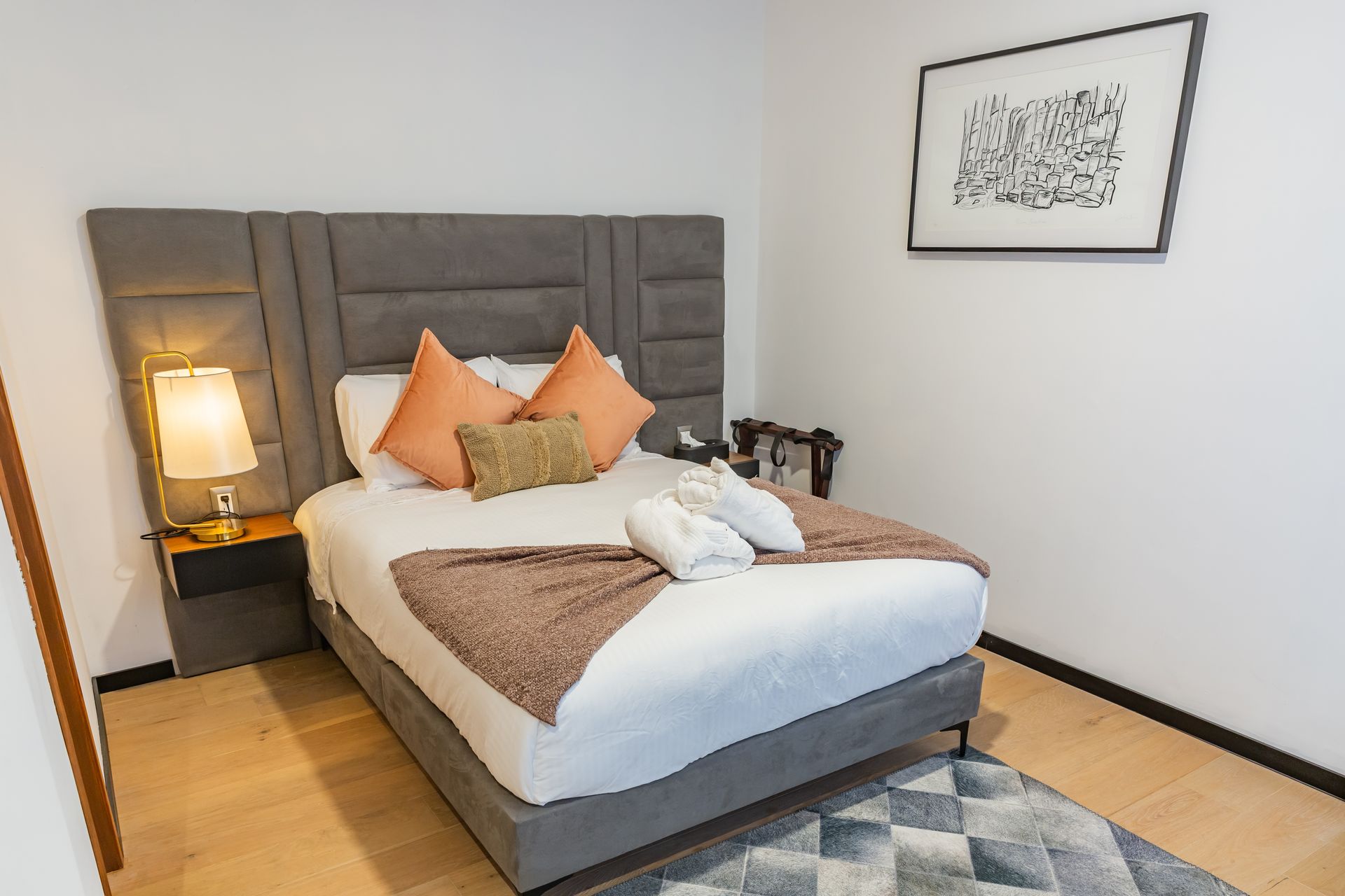 Hay una cama grande en el medio de la habitación.