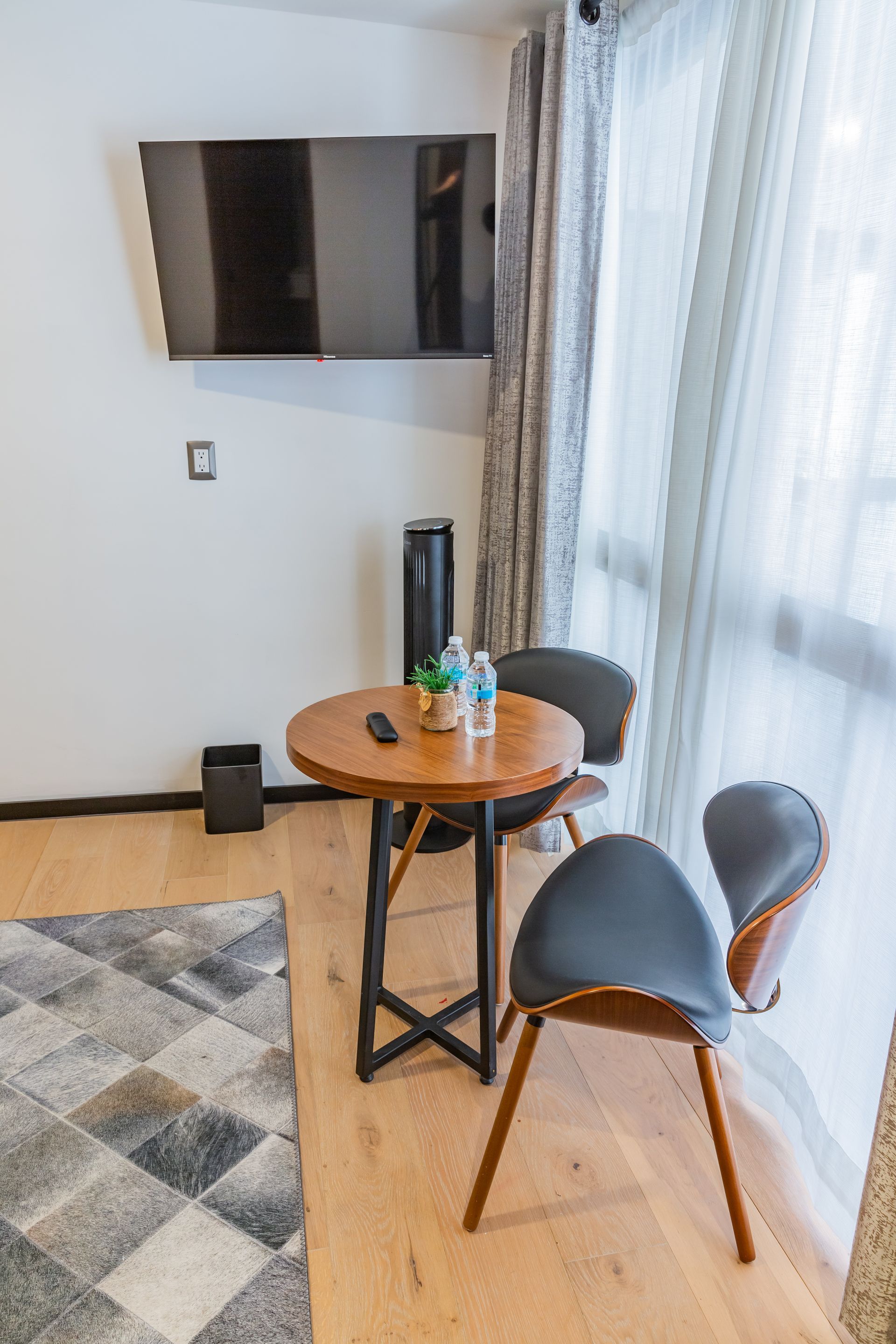 Una sala de estar con una mesa y sillas y un televisor de pantalla plana.